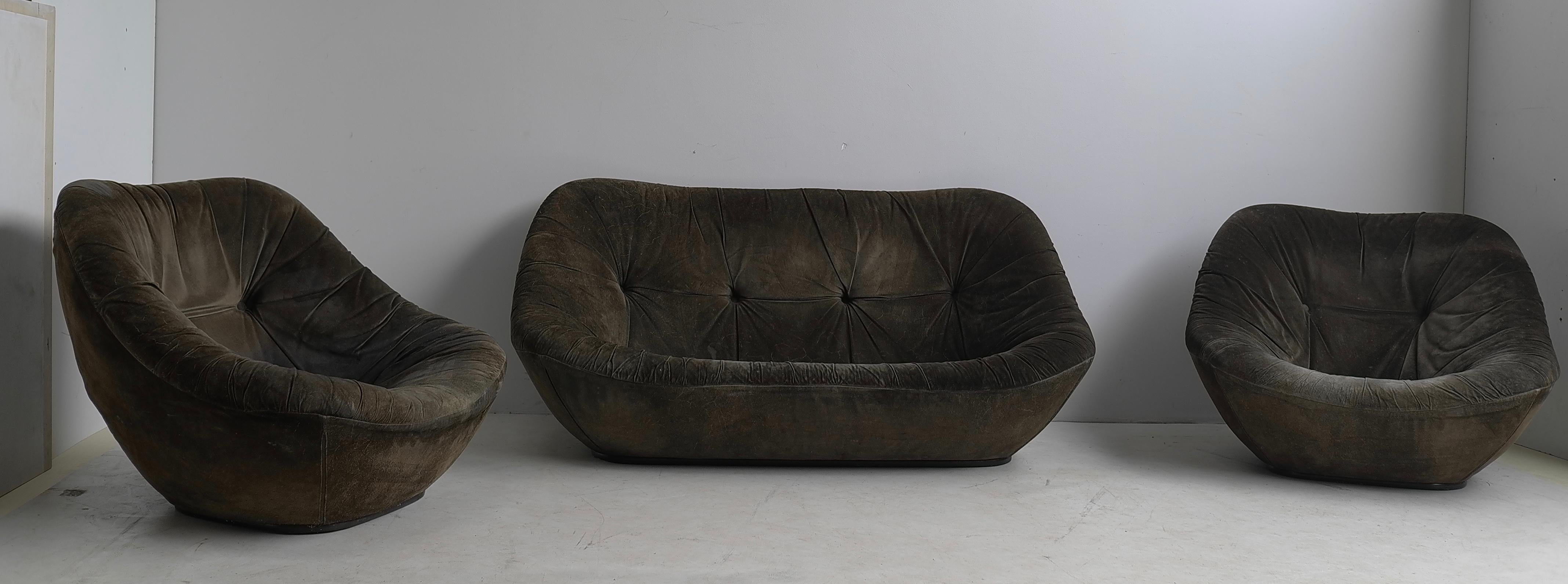 Important salon, Pierre Paulin sofa with two armchairs model bonnie 500 and 500/2 in suede savannah, sitting on a cloud. The sofa 500/2 is described in the Artifort books but seldom one for sale, museum piece. Concept: Sitting on a cloud, very