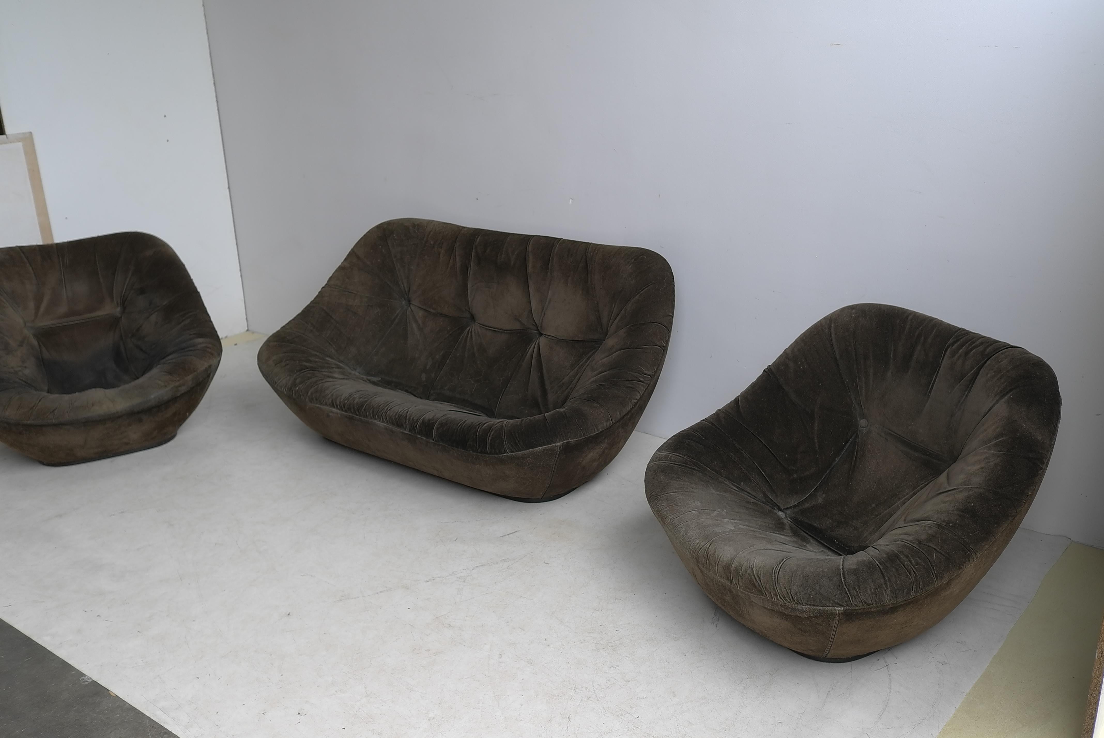 Important Salon, Pierre Paulin Sofa with Two Armchairs in Suede Model Bonnie 500 In Fair Condition In Den Haag, NL