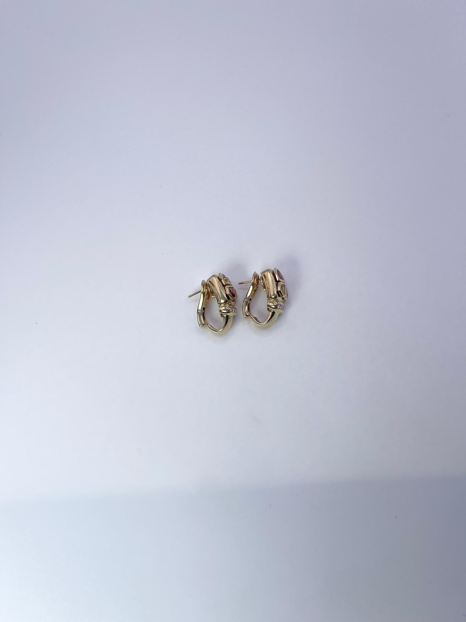 Boucles d'oreilles rares et uniques en diamants, avec rubis et saphirs. Toutes les pierres sont 100% naturelles et non traitées. Les boucles d'oreilles ont un support en oméga et sont de style Art Déco.
POIDS EN GRAMME : 16.69gr
OR : or jaune