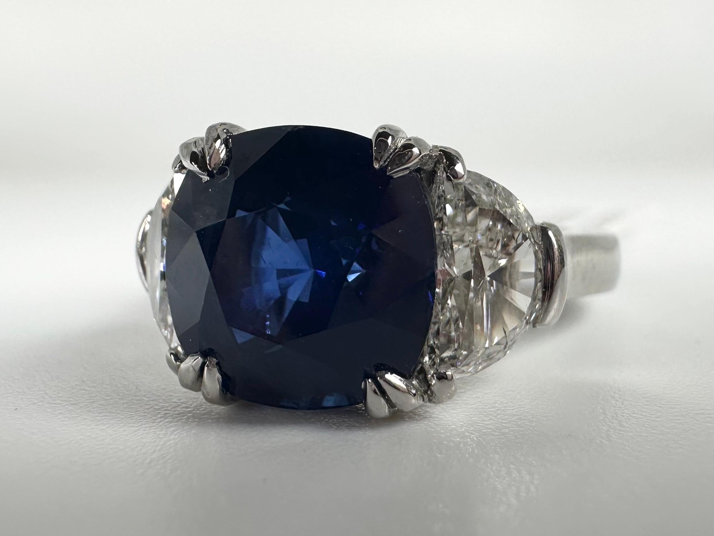 Cushion Cut Important Sapphire & Diamond ring in platinum For Sale