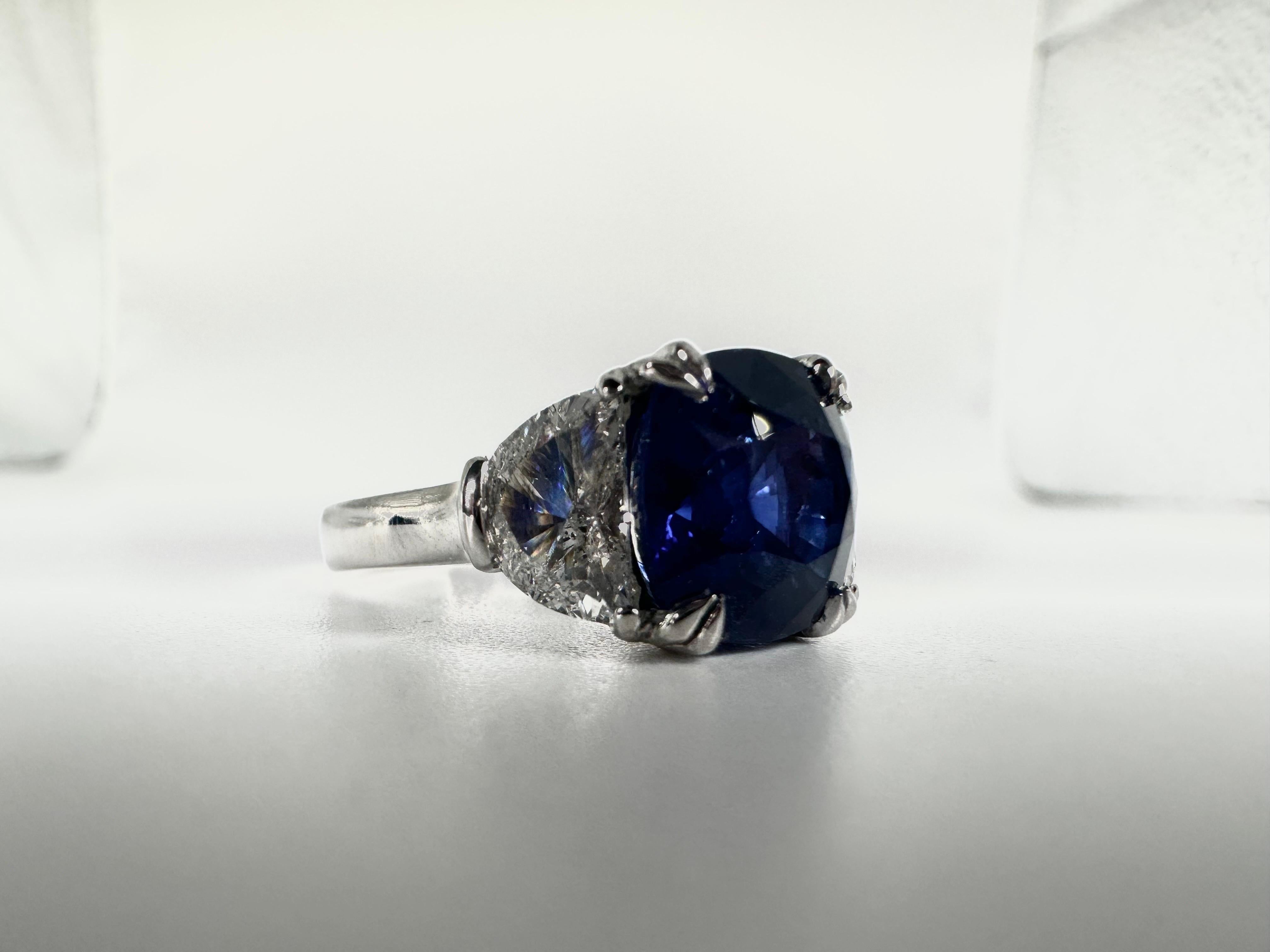 Women's or Men's Important Sapphire & Diamond ring in platinum For Sale