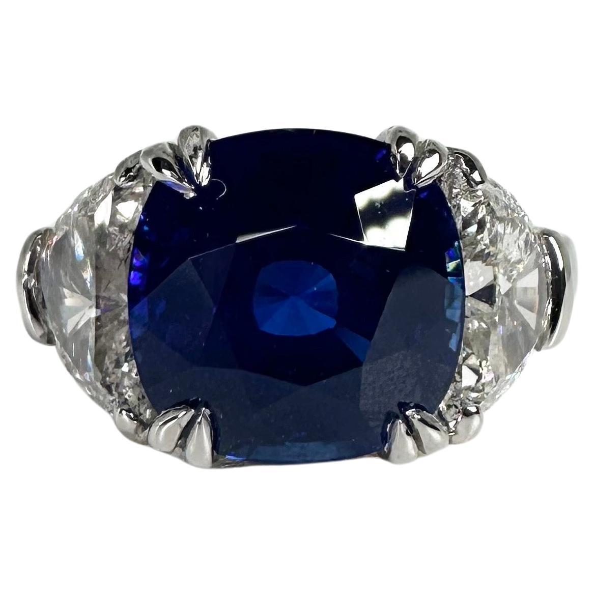 Important Sapphire & Diamond ring in platinum For Sale