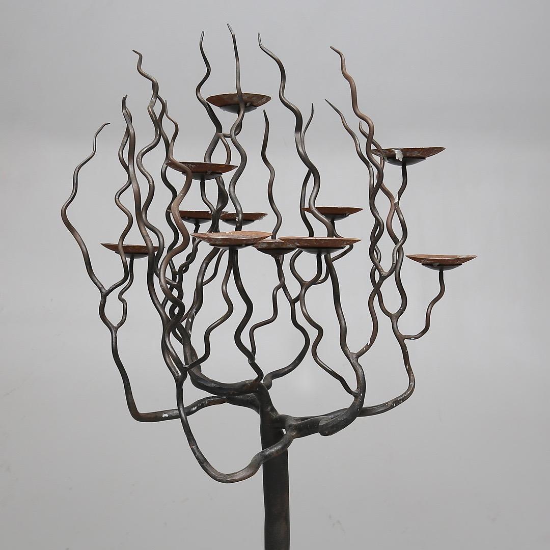 Importante candelabro scandinavo in ferro battuto, 1950. Questo pezzo d'arte deve essere stato realizzato per una chiesa scandinava. Questo pezzo è stato realizzato a mano in Svezia negli anni Cinquanta.