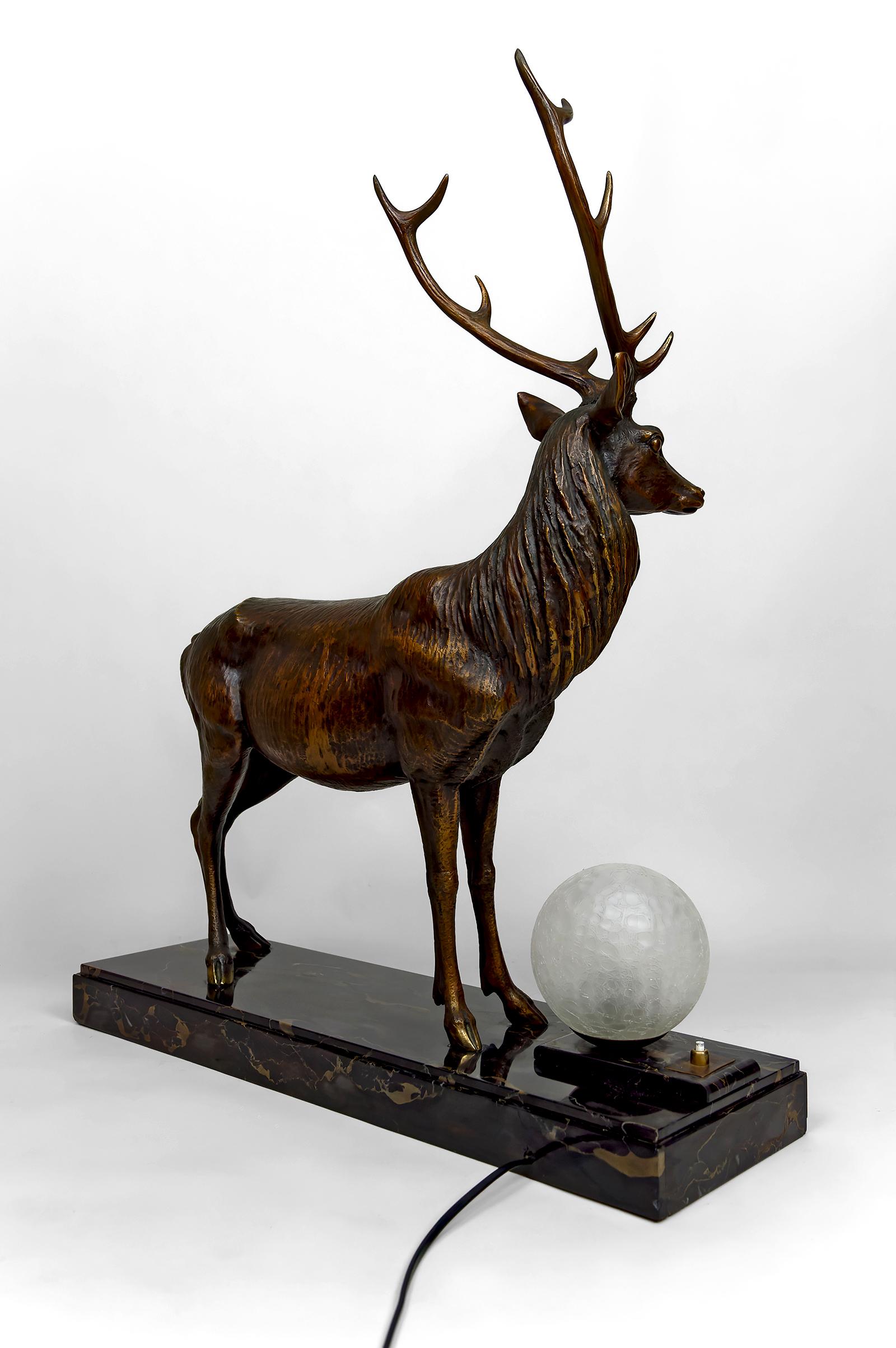 Importante Lámpara Escultórica de Bronce y Mármol, Ciervo, Art Decó, Francia, Años 30 Hecho a mano en venta