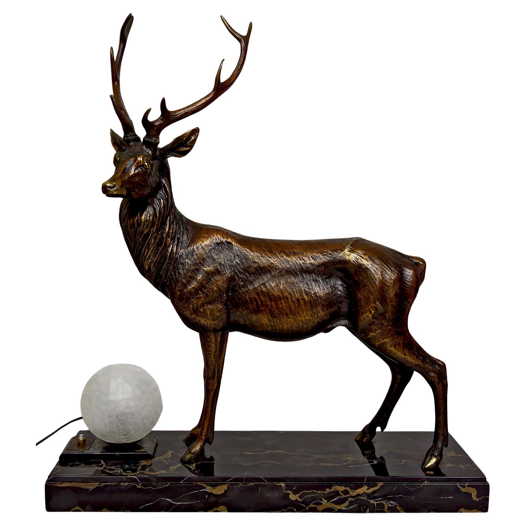 Importante lampe sculpturale en bronze et marbre, cerf, Art déco, France, années 1930