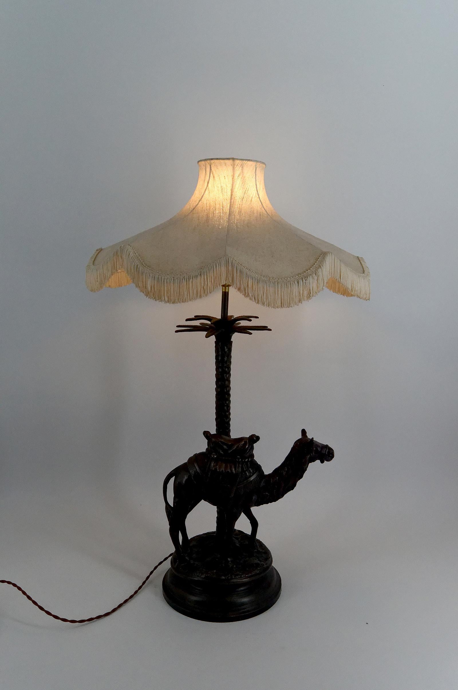 Important Sculptural Orientalist Lamp in Bronze, 