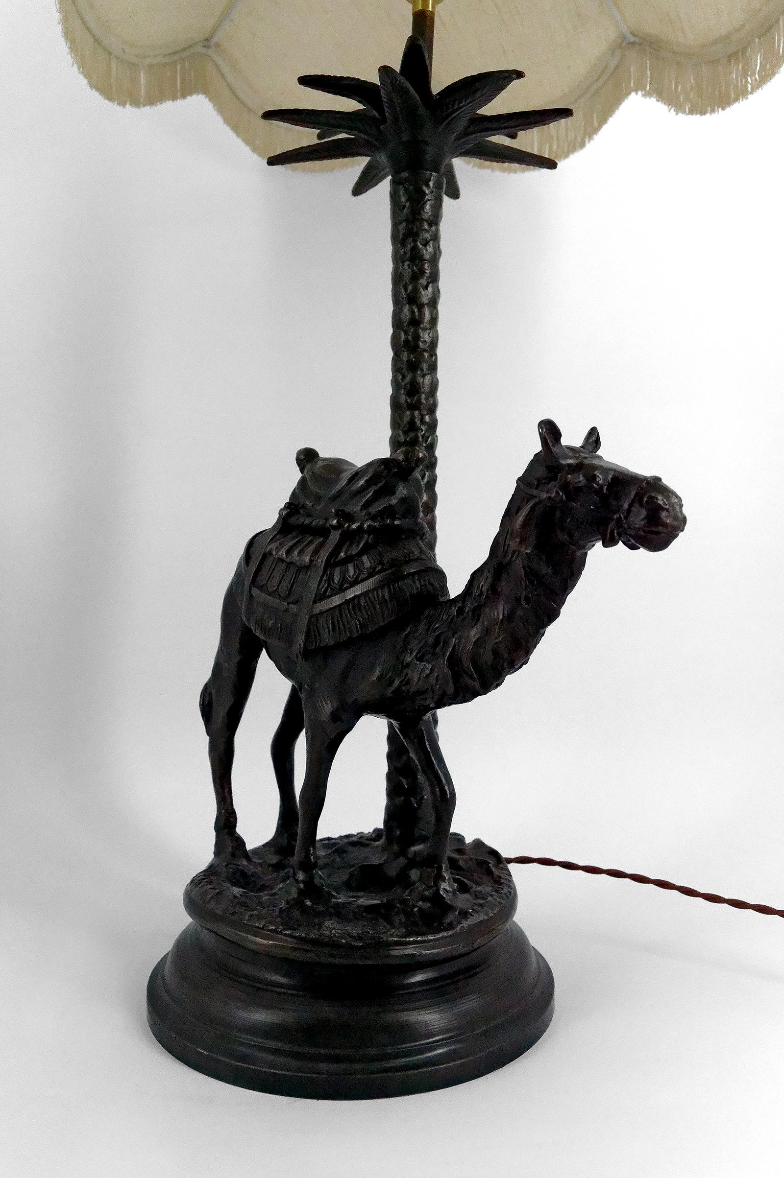 Important Sculptural Orientalist Lamp in Bronze, 