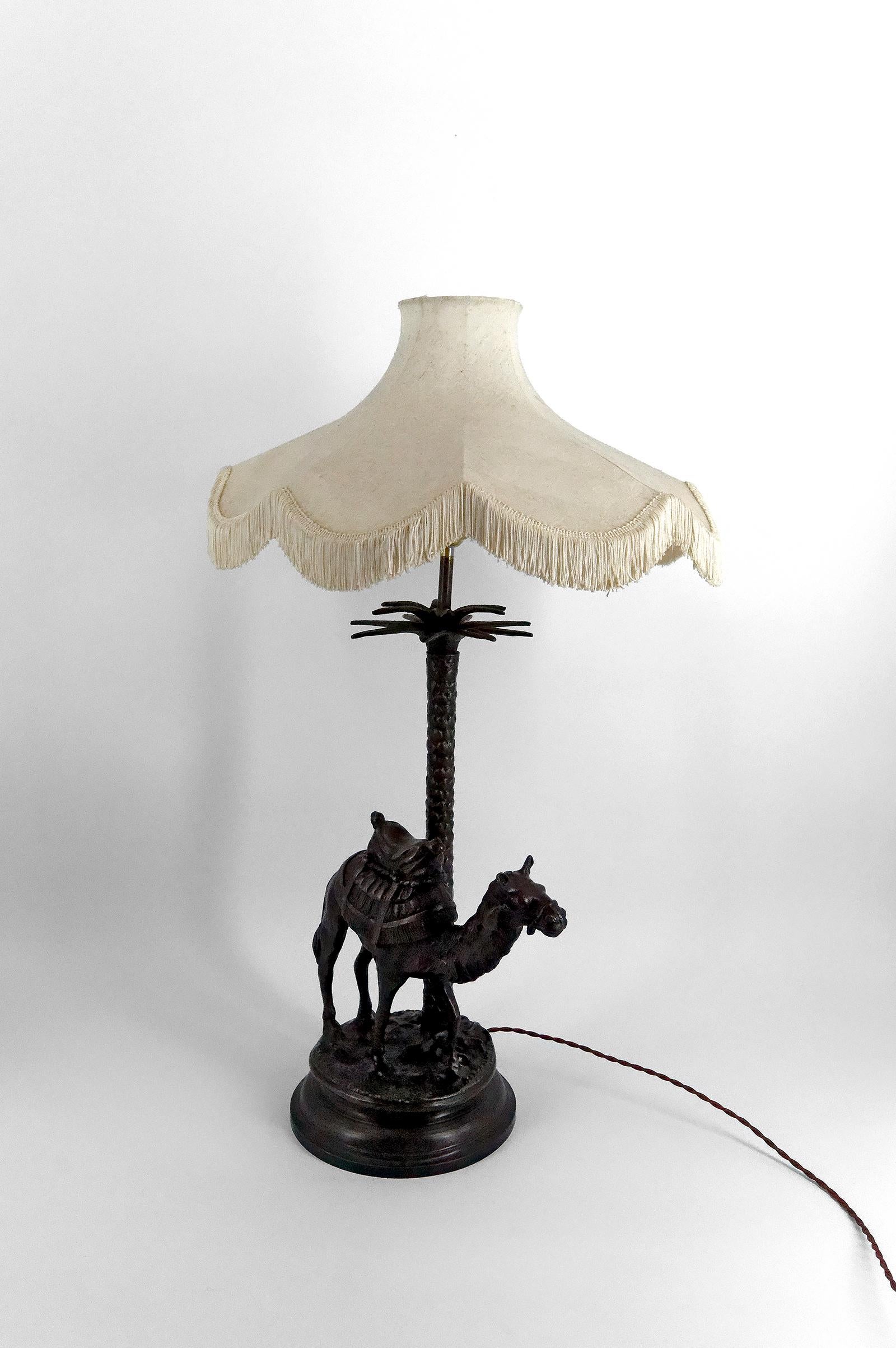 French Important Sculptural Orientalist Lamp in Bronze, 