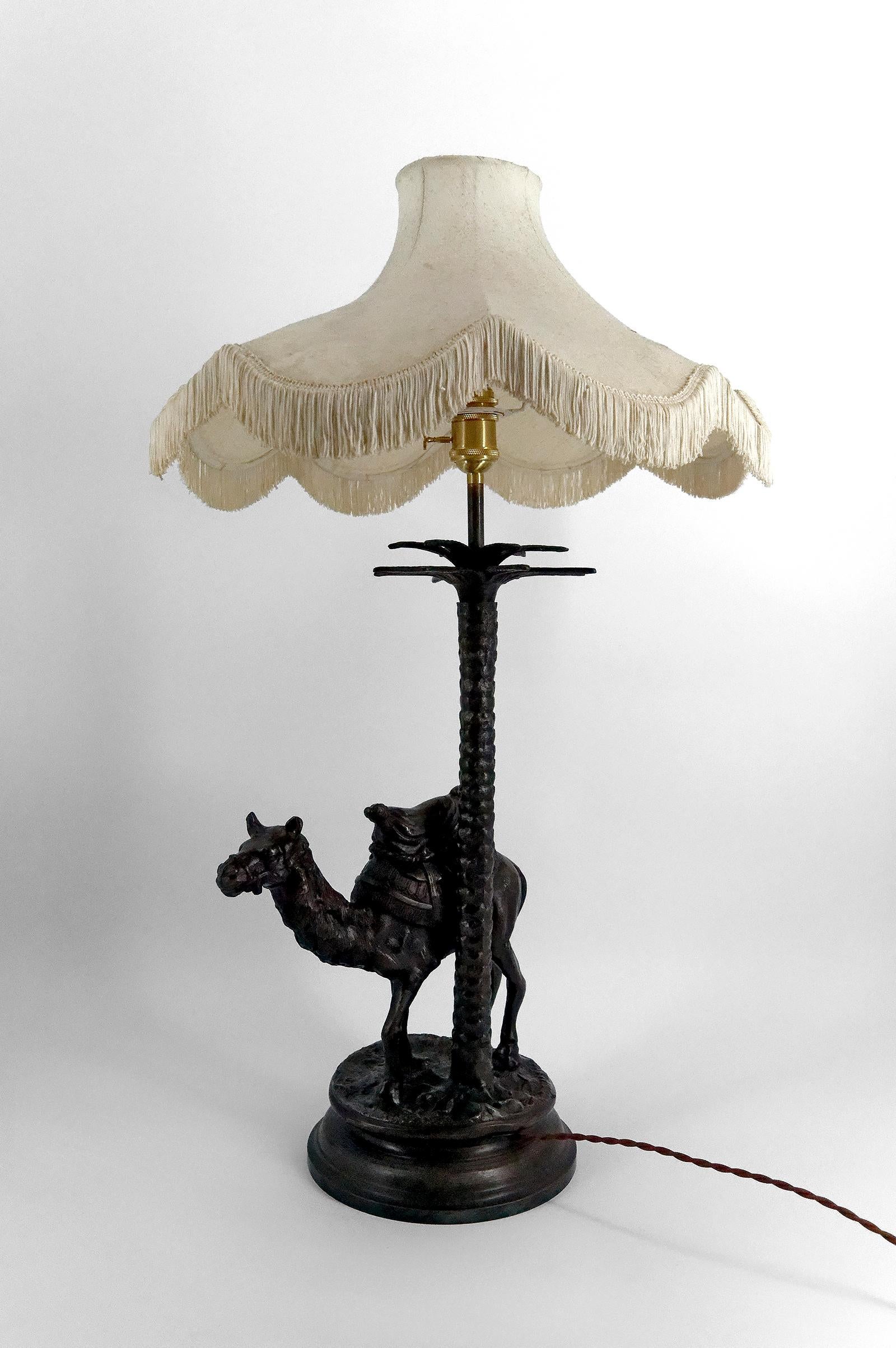 Important Sculptural Orientalist Lamp in Bronze, 