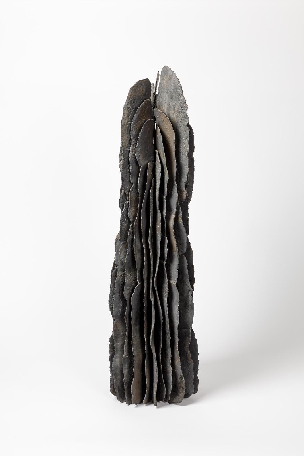 Importante sculpture à ailes en grès émaillé noir de Jean-Pierre Bonardot. 
Signature de l'artiste à la base. Pièce unique. 2022.
H : 32.3' x 8.7' x 8.7' pouces.