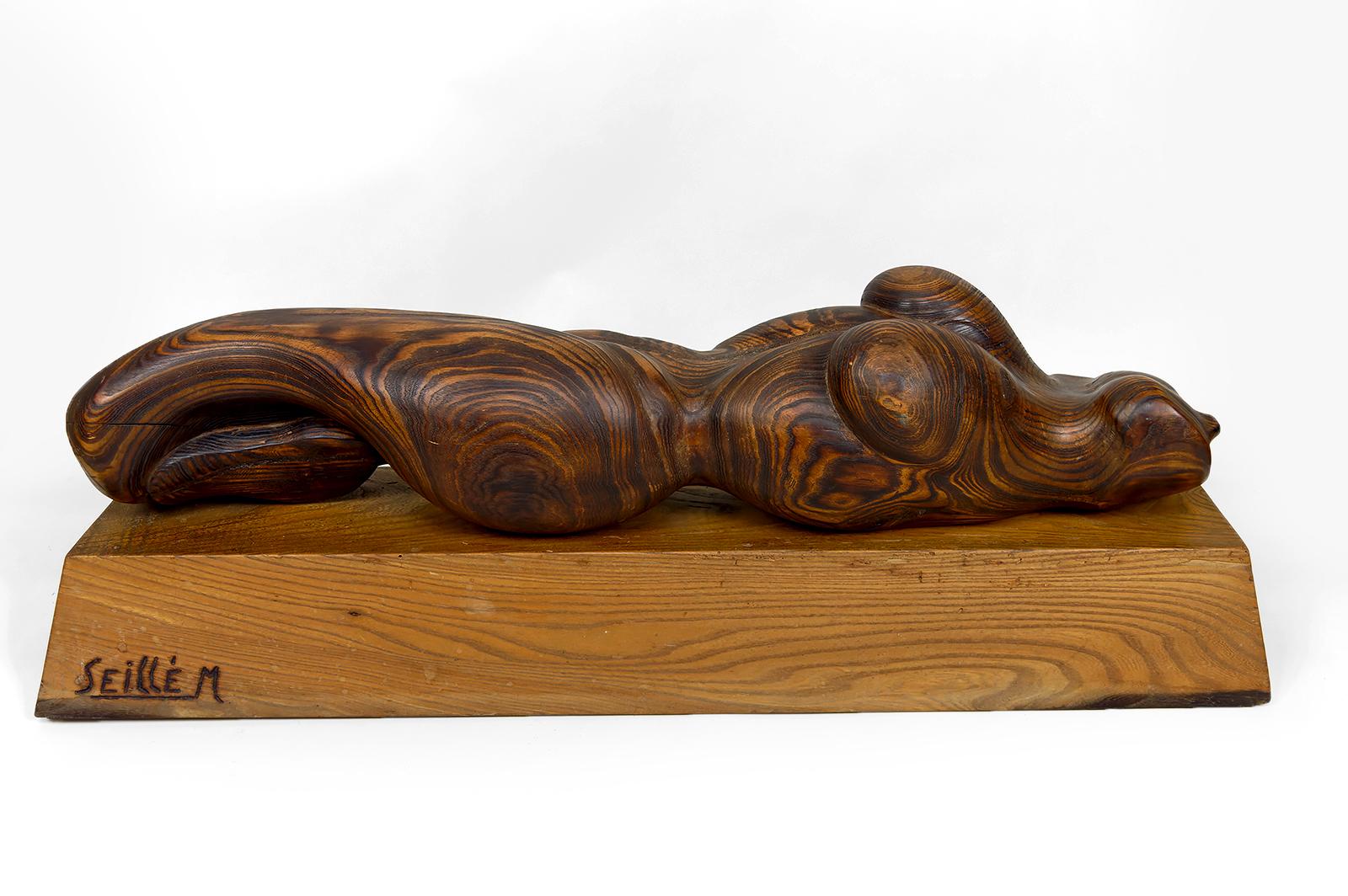 Importante Escultura de un Cuerpo Femenino, Cedro y Roble, Brutalismo, Francia, Circa 1970

Nos complace presentar una impresionante escultura de un desnudo femenino realizada en madera de cedro, que descansa sobre una base de roble, firmada por el