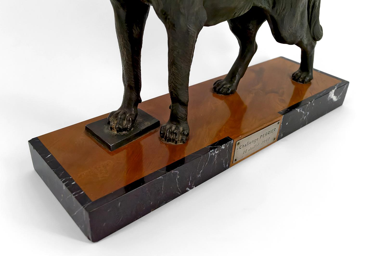 Importante scultura di un pastore tedesco, Trofeo per la sfida di Perrier, 1942 in vendita 2