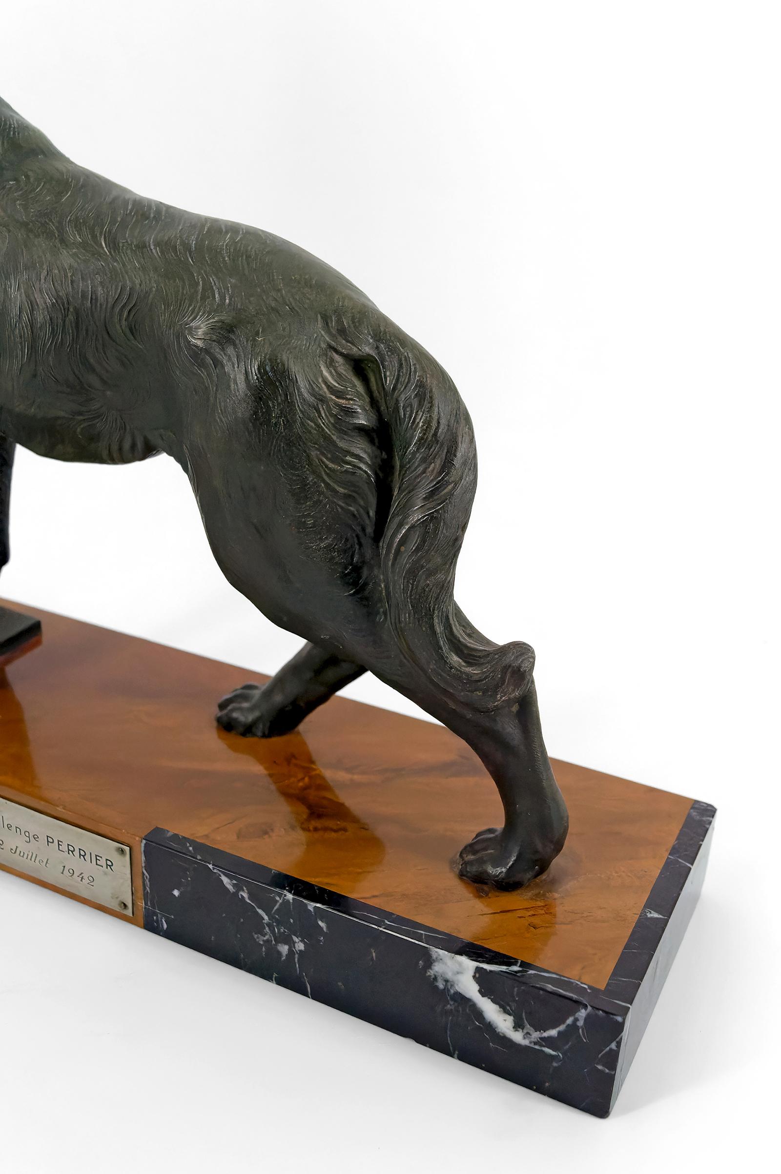 Importante scultura di un pastore tedesco, Trofeo per la sfida di Perrier, 1942 in vendita 6