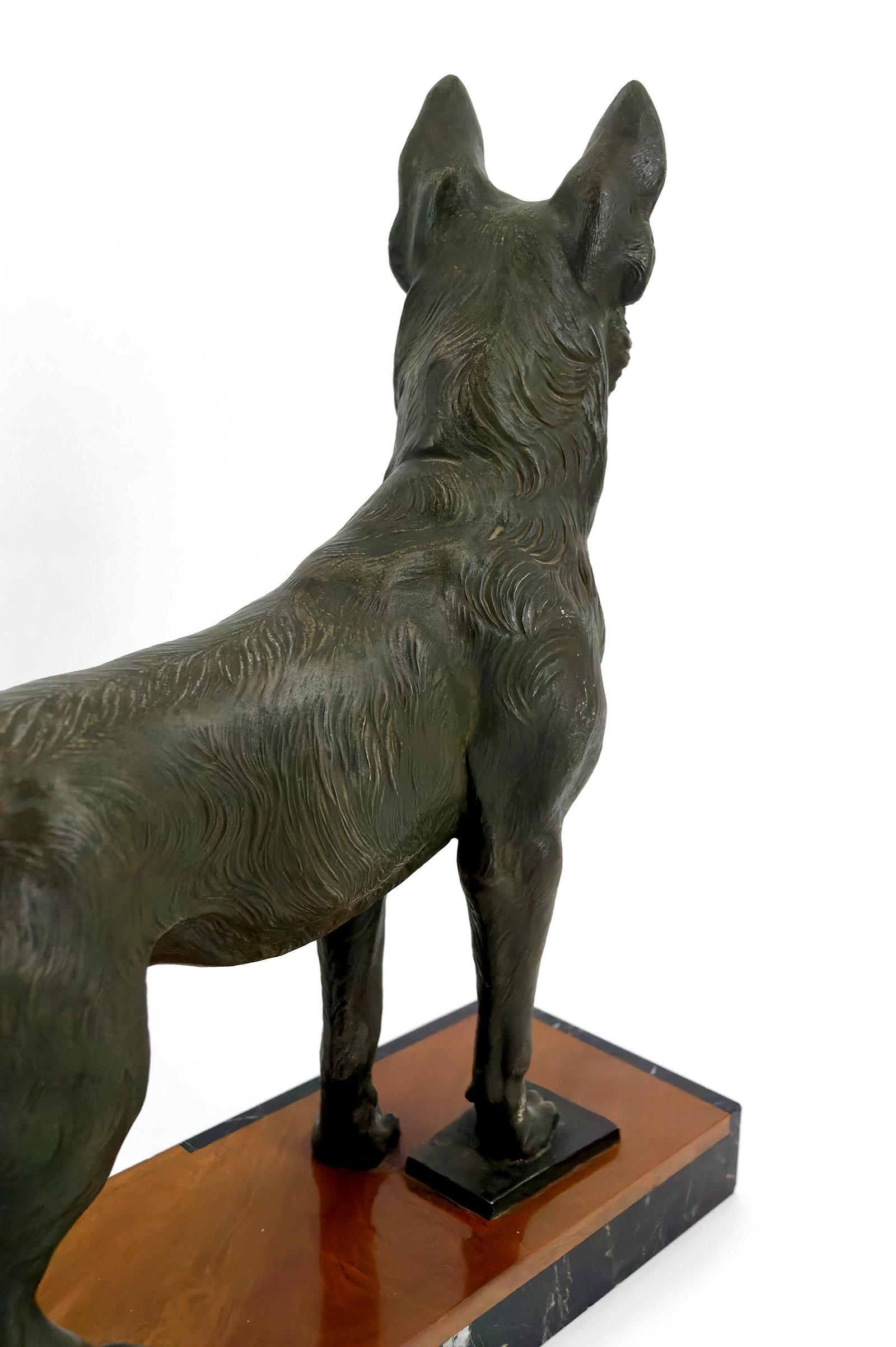 Importante scultura di un pastore tedesco, Trofeo per la sfida di Perrier, 1942 in vendita 9