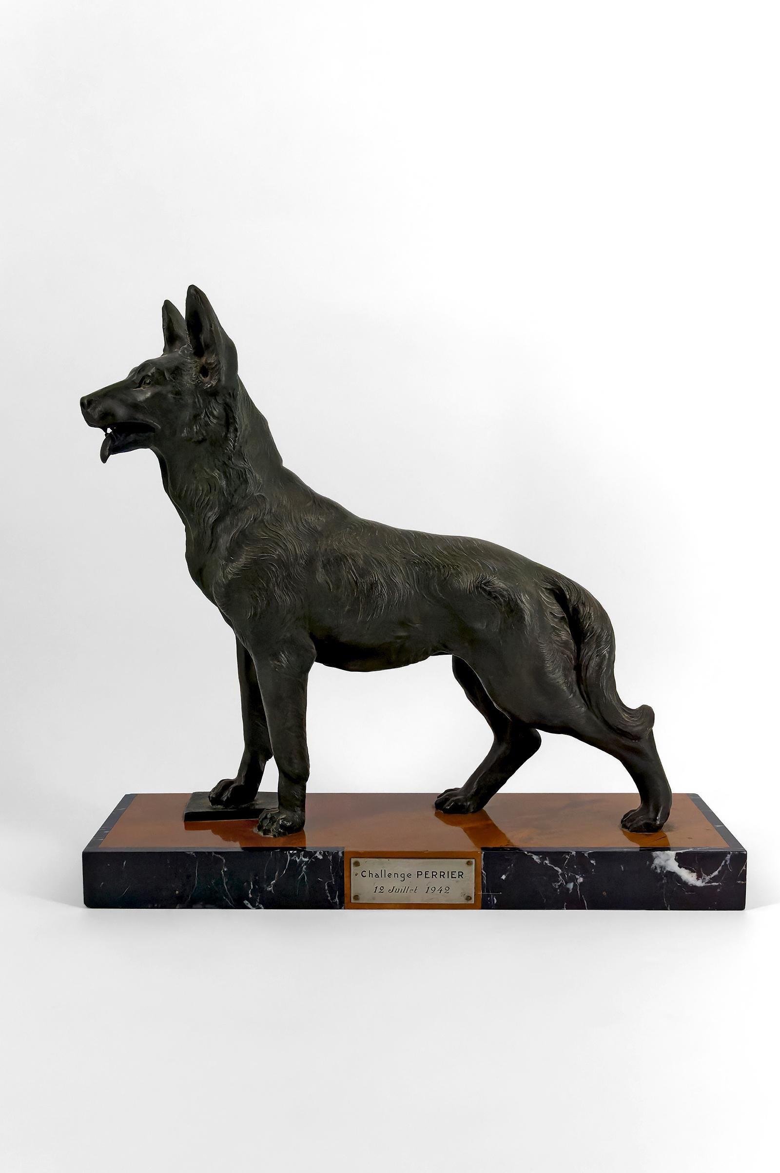 Art Déco Importante scultura di un pastore tedesco, Trofeo per la sfida di Perrier, 1942 in vendita