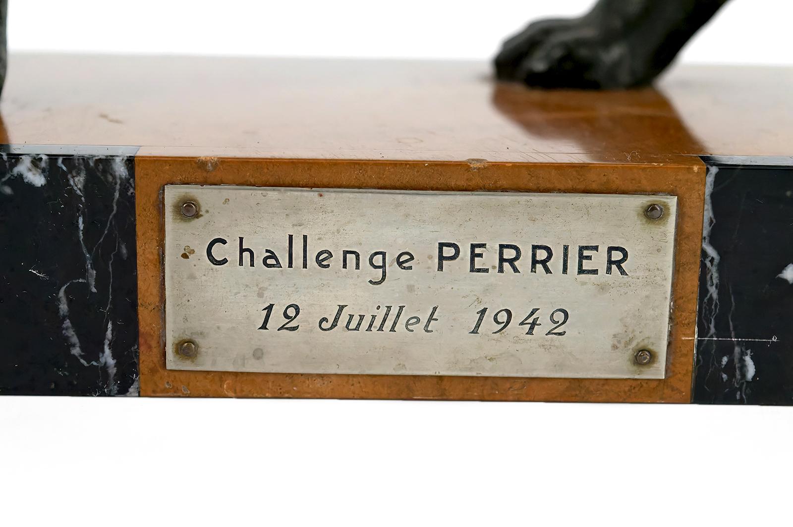 Metallo Importante scultura di un pastore tedesco, Trofeo per la sfida di Perrier, 1942 in vendita