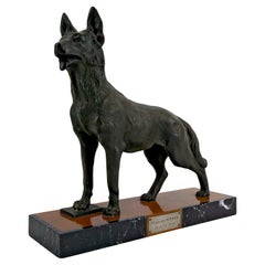 Important sculpture of a German Shepherd, Trophy for the Perrier Challenge, 1942