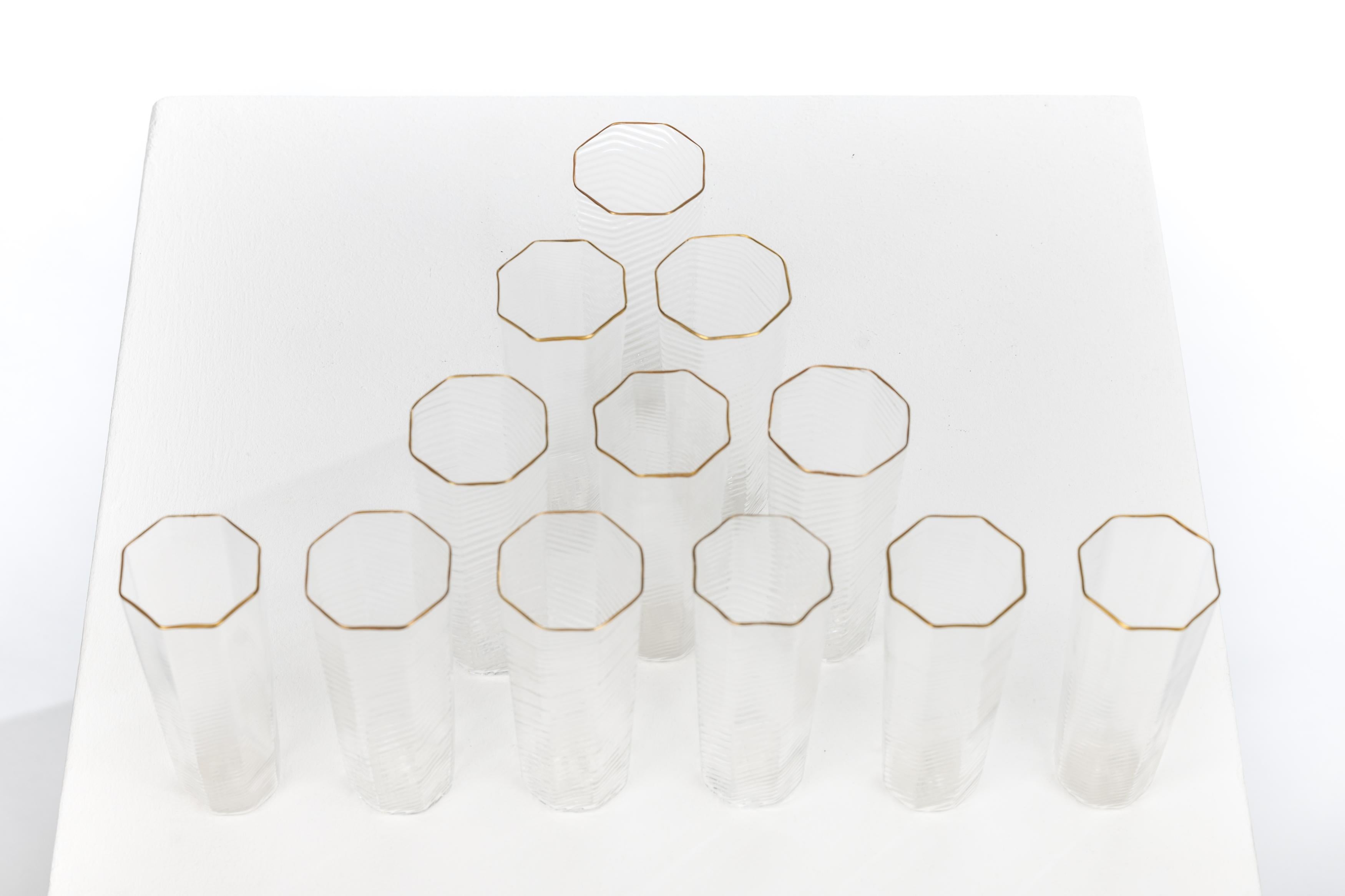 Importante juego de 12 vasos, vajilla, oro, diseño Murano Venini, años 70 Italia Moderno de mediados de siglo en venta