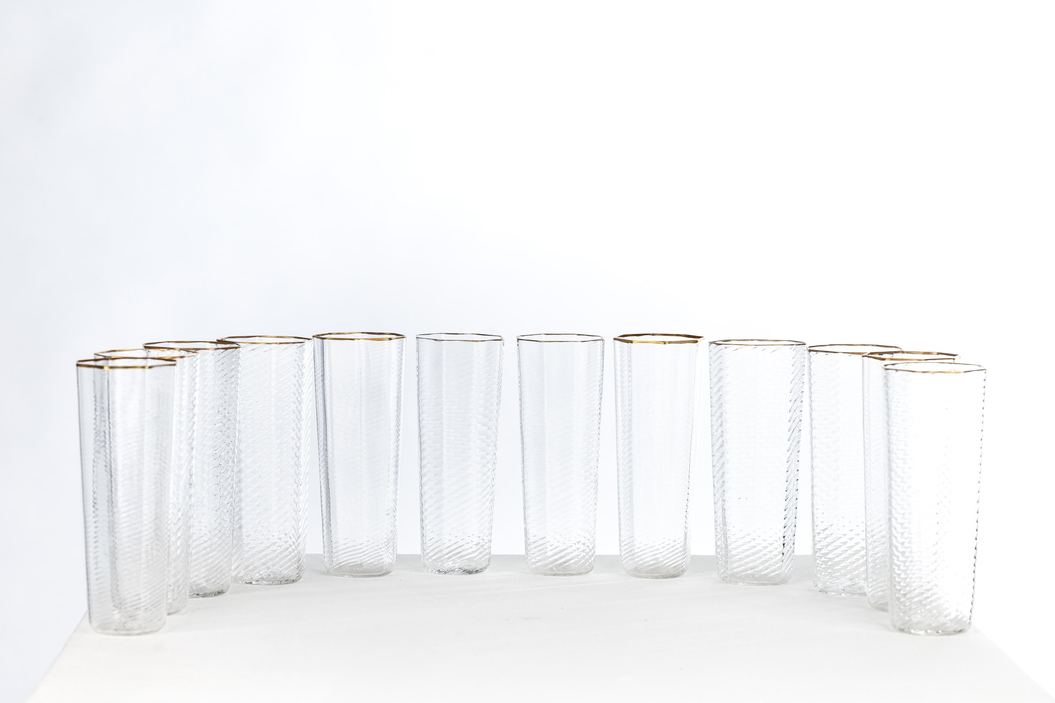 Importante juego de 12 vasos, vajilla, oro, diseño Murano Venini, años 70 Italia Vidrio artístico en venta