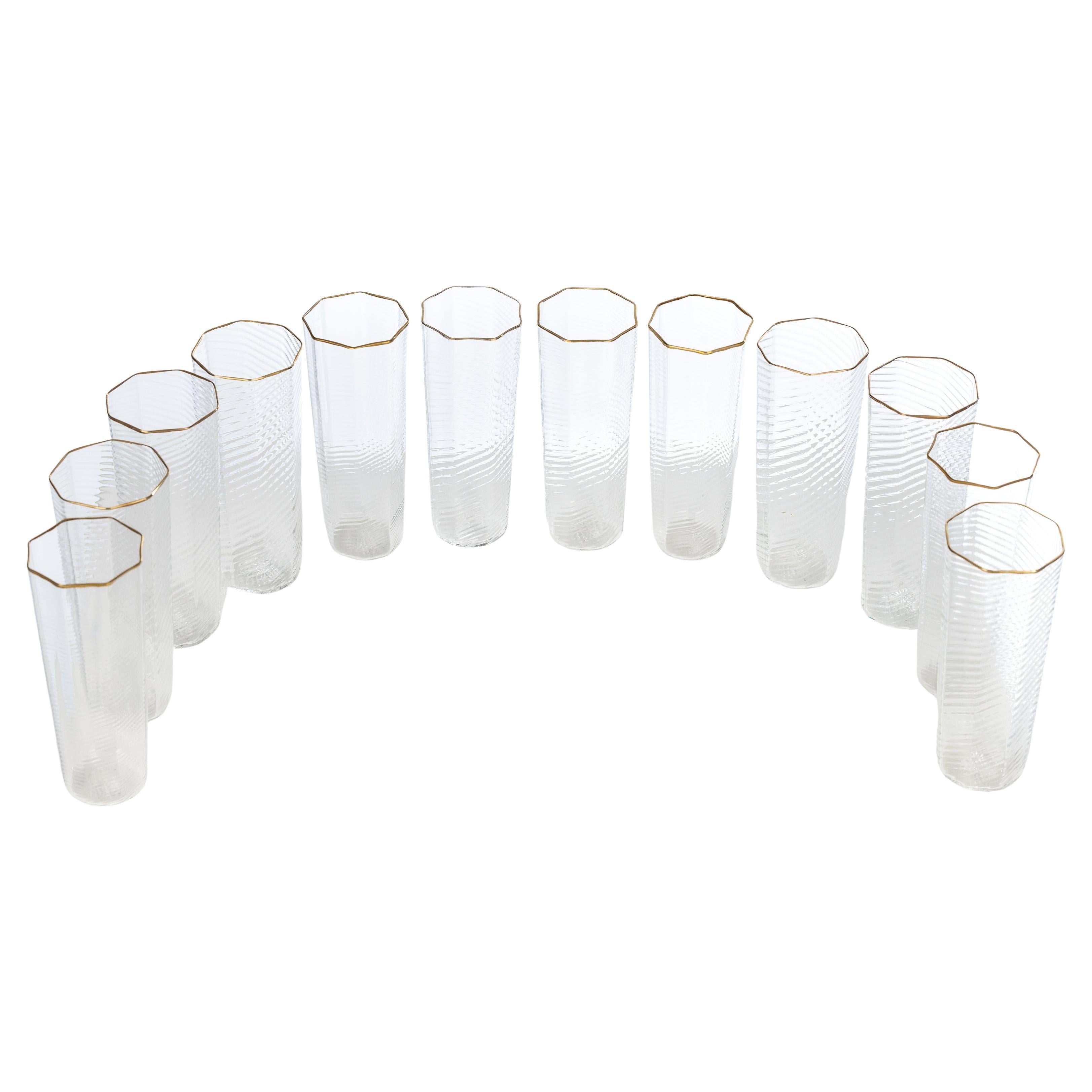  Juego de impresionantes doce vasos, fabricados por Gino Cenedese o por otro maestro vidriero de Venini, en la década de 1970 en Murano, Italia. Rara vez hay juegos completos disponibles, un total de doce vasos. 

La forma de las gafas es un diseño