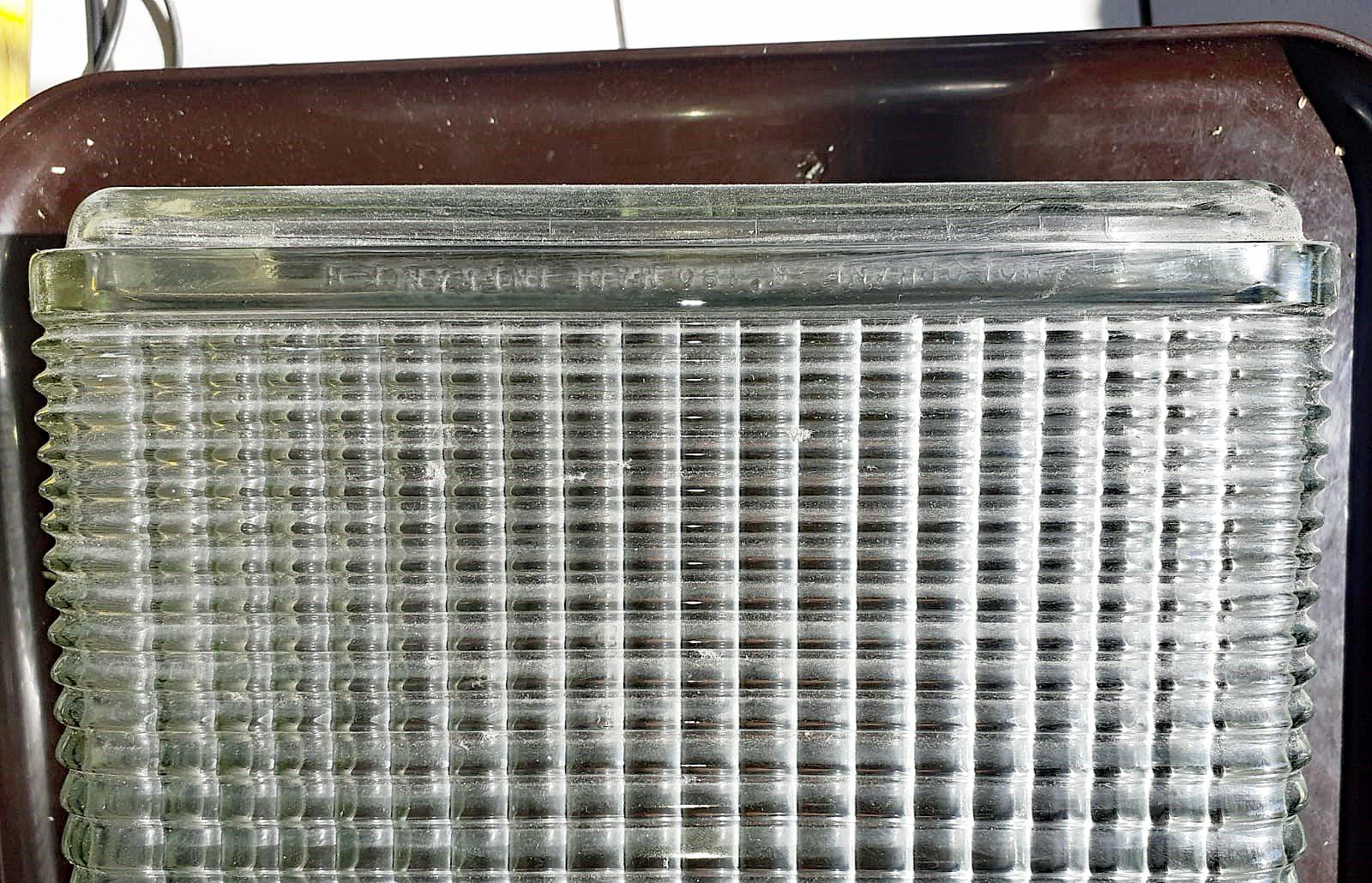 Importante set di 31 lampade in fusione di alluminio laccato e vetro Holophane in vendita 2