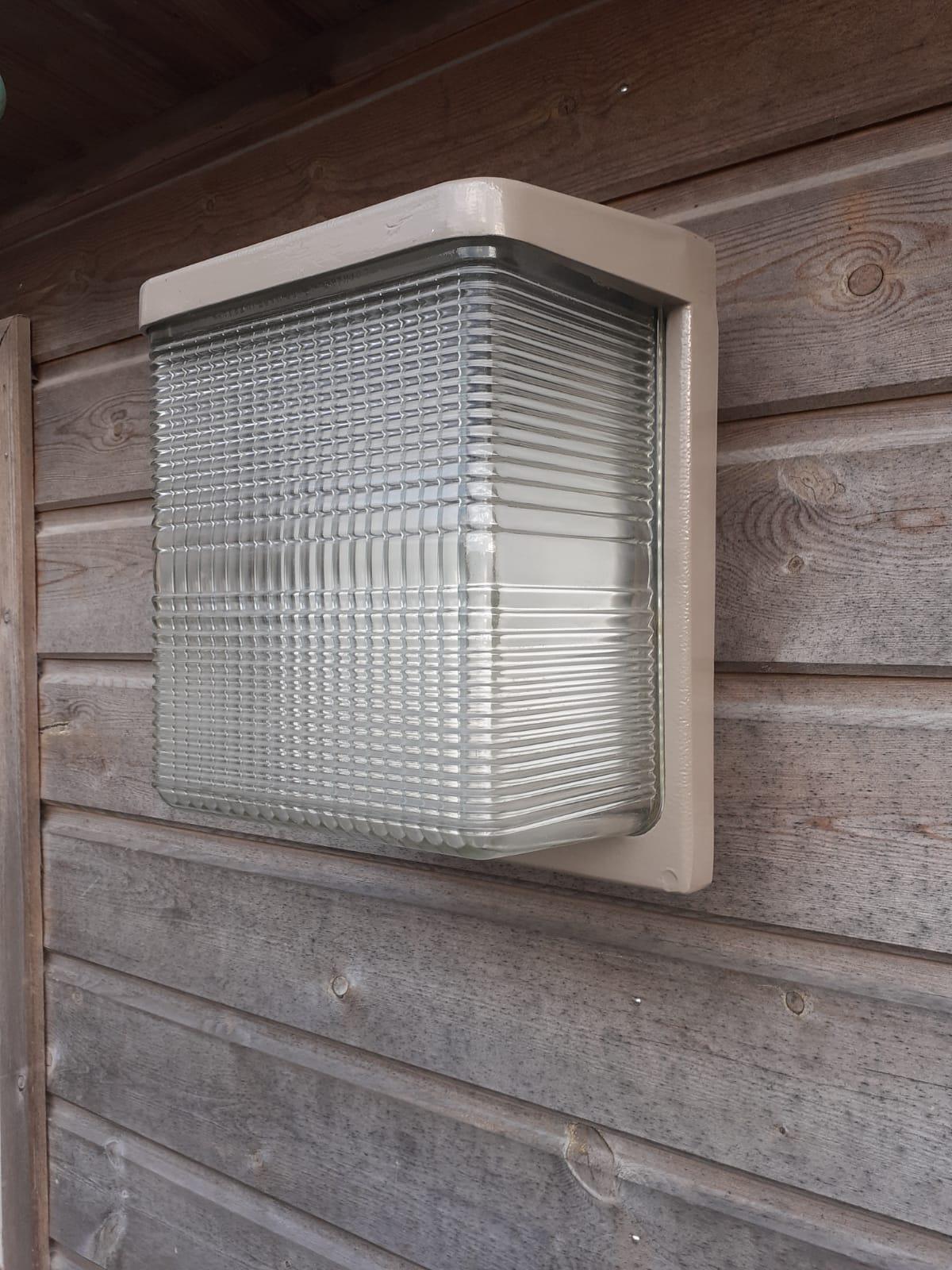 Mid-Century moderno Importante set di 31 lampade in fusione di alluminio laccato e vetro Holophane in vendita