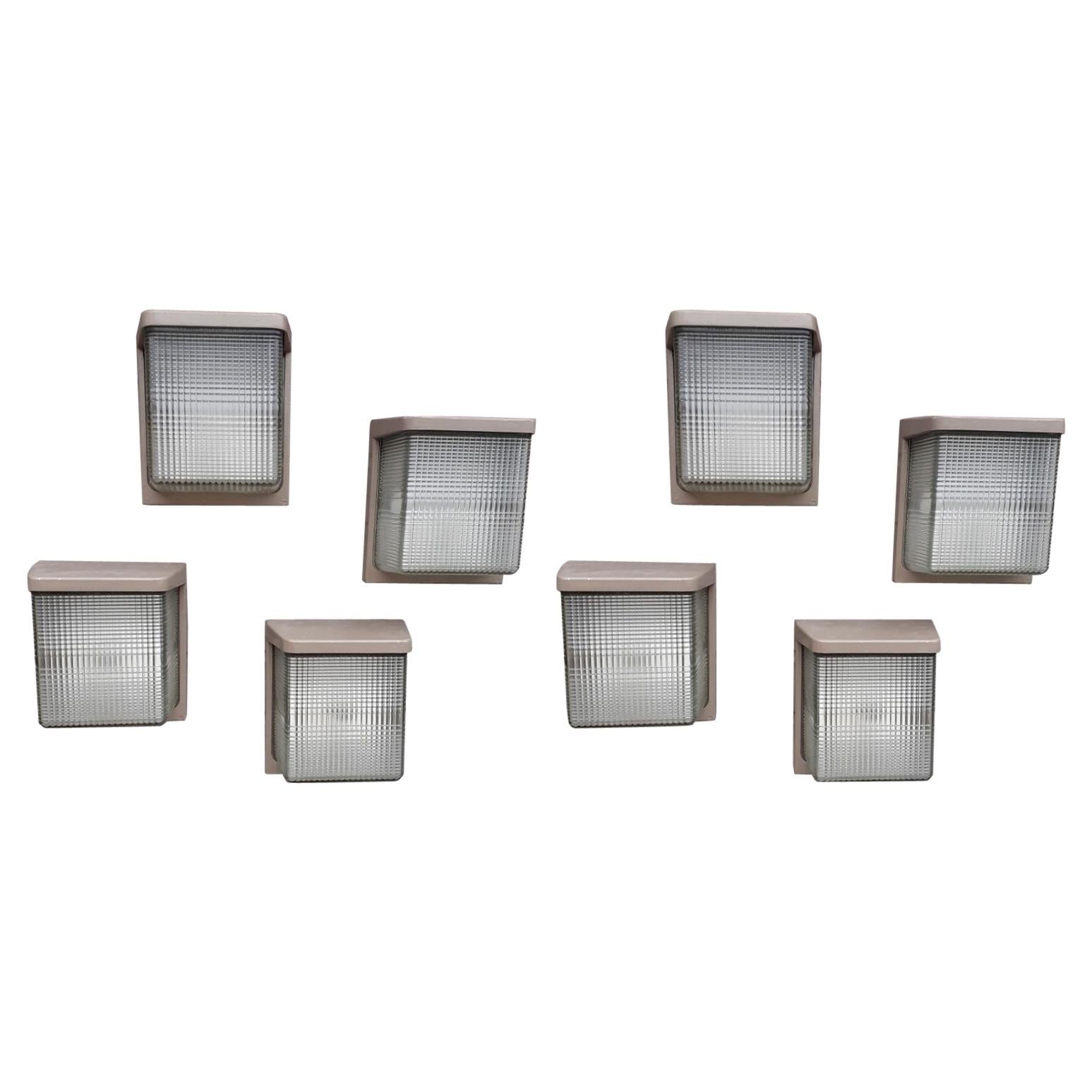 Importante set di 31 lampade in fusione di alluminio laccato e vetro Holophane in vendita