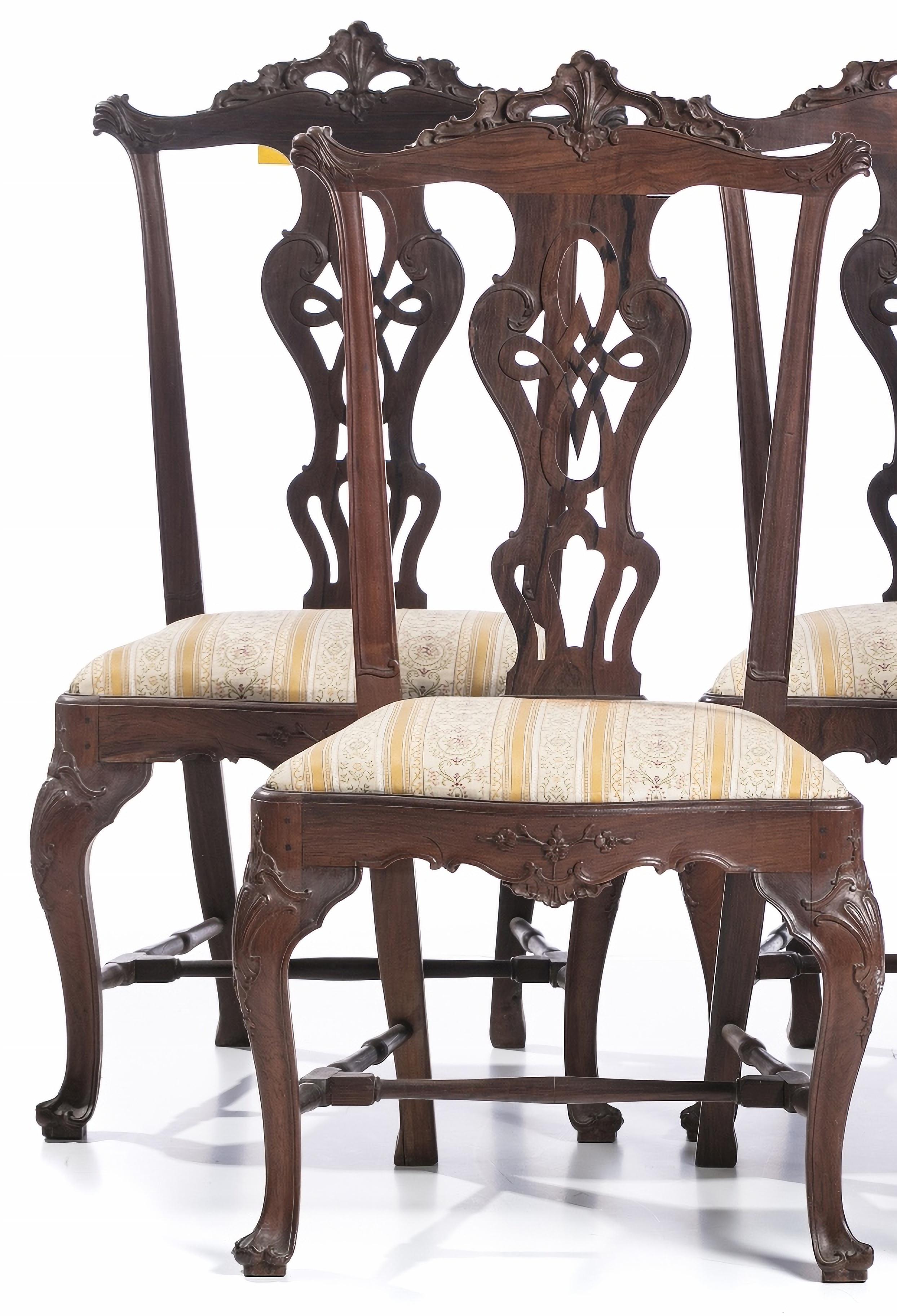 Important set of 4 chairs
Portuguese from the 18th century, 
in kingwood with carvings.
Protruding necks and hollow backs, decorated with plant motifs. 
Cropped waists and curved legs ending in claw and ball feet. 
Upholstered seats. 
Dim.: