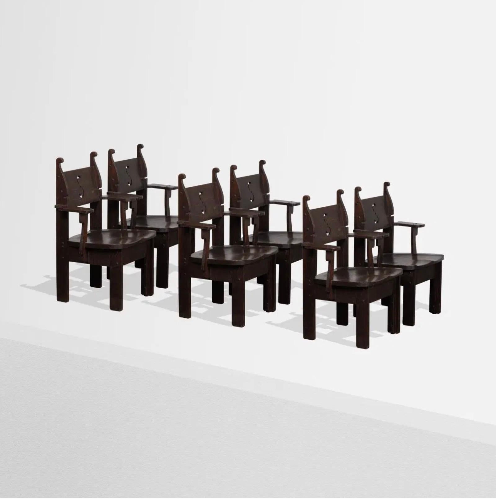 Questo rarissimo set di poltrone in rovere tinto di Charles Rohlfs (1853-1936) è caratterizzato da sedili a sella, ritagli artistici di Rohlfs a forma di 