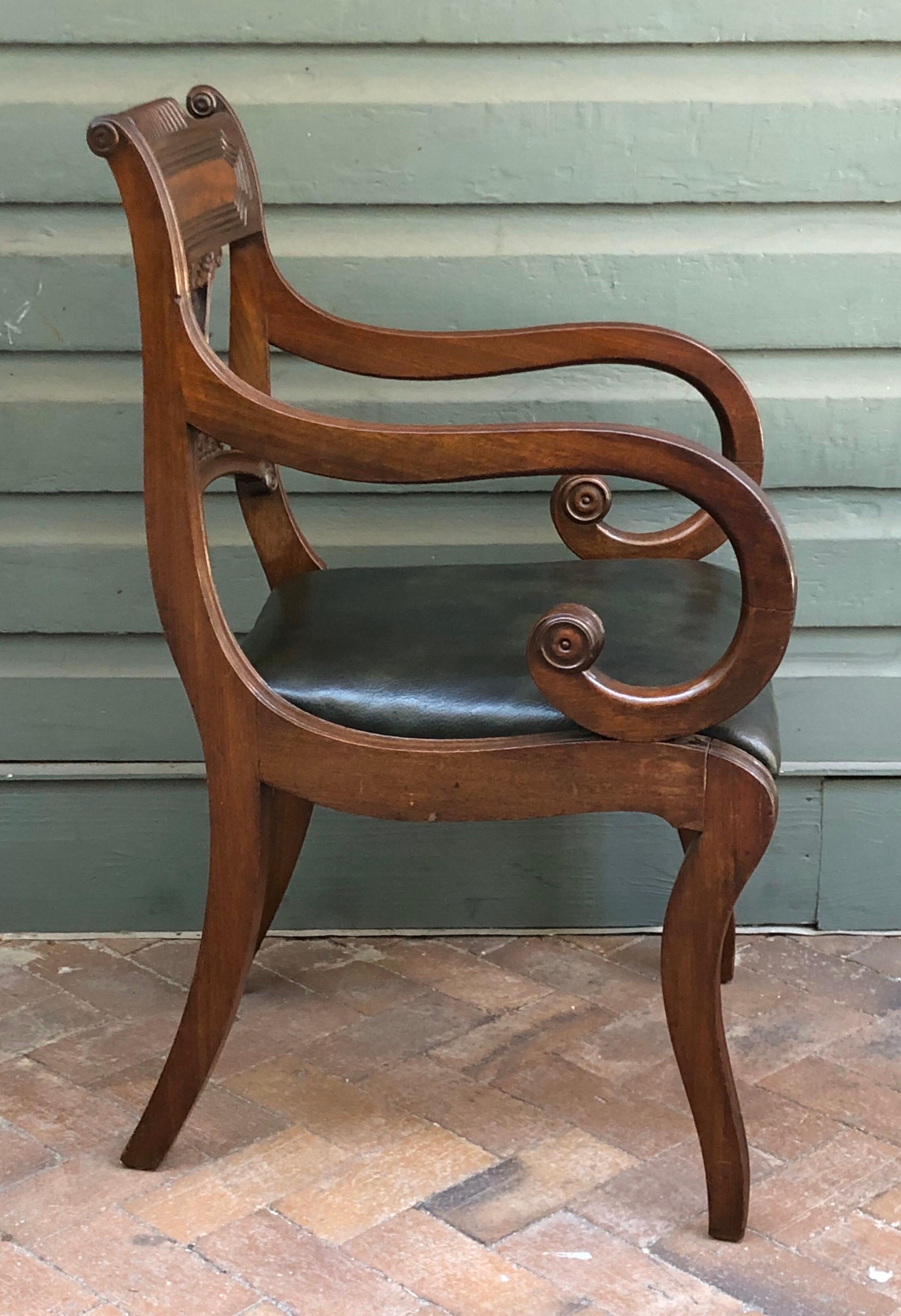 Inglese Importante set di otto sedie da pranzo in mogano del periodo Regency, inizio XIX secolo in vendita