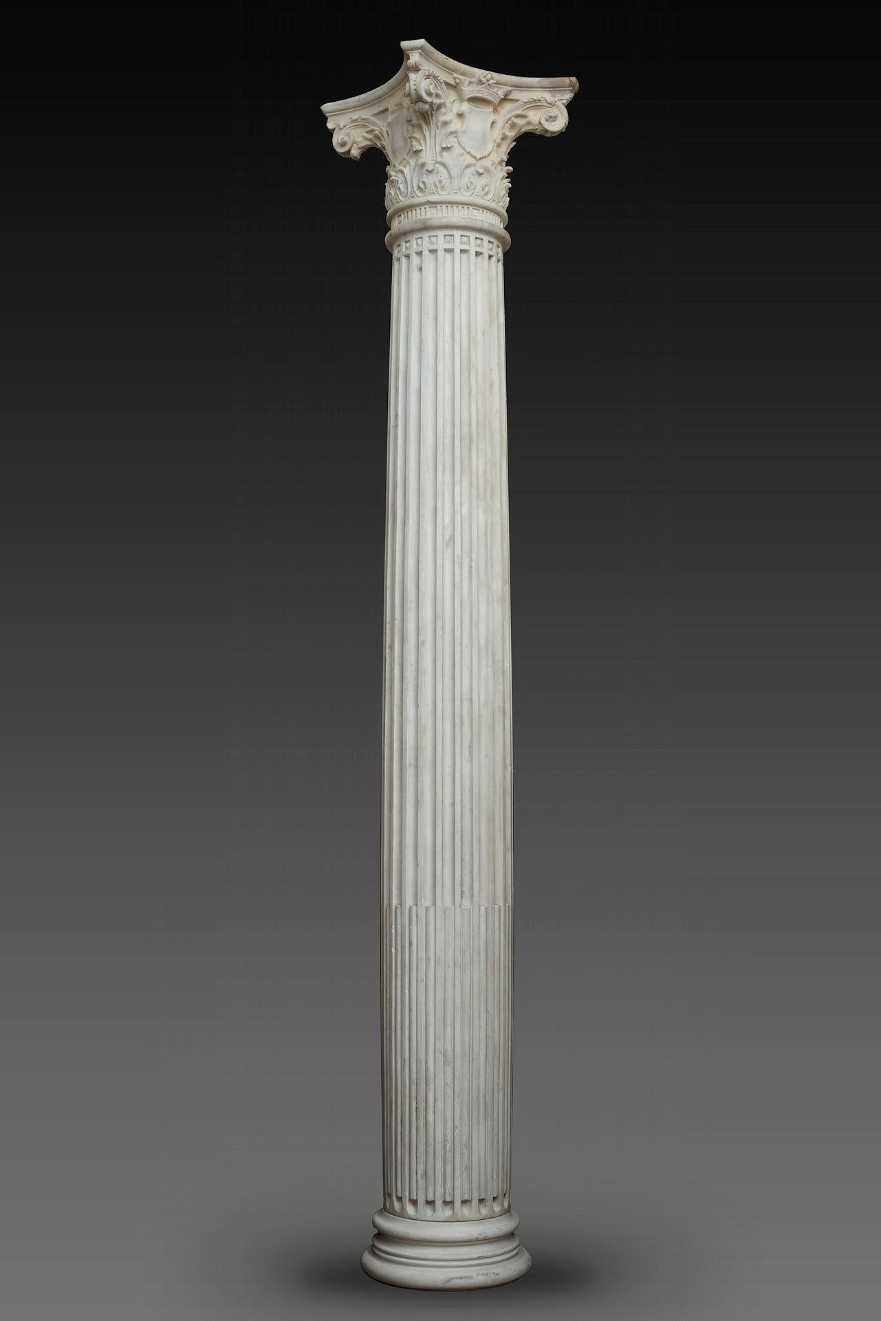 Set of four Corinthian columns, each standing on an octagonal base surmounted by a moulded socle with torus. The fluted and reeded shaft is topped with a sculpted band of diamond-shaped motifs. Each column is topped by a capital sculpted with a