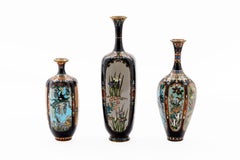 Important ensemble de trois vases en émail cloisonné japonais de l'ère Meiji signés par Ota