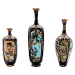 Important ensemble de trois vases en émail cloisonné japonais de l'ère Meiji signés par Ota