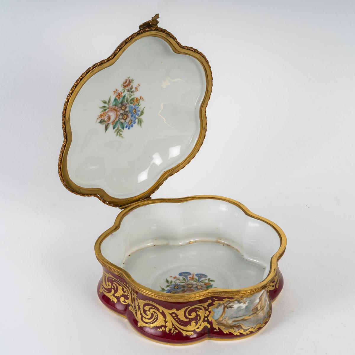 Français Importante boîte en porcelaine de Sèvres, XIXe siècle, période Napoléon III. en vente