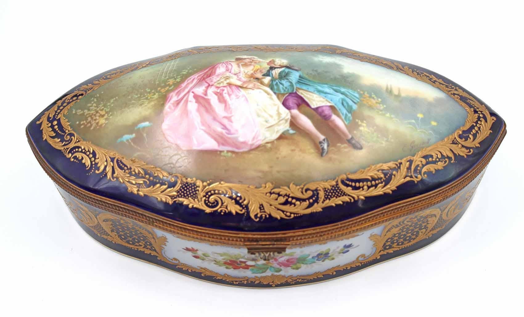 Important Sèvres porcelain box, Napoleon III period, 19th century.
Measures: H: 12.5 cm, W: 35 cm, D: 17 cm.
