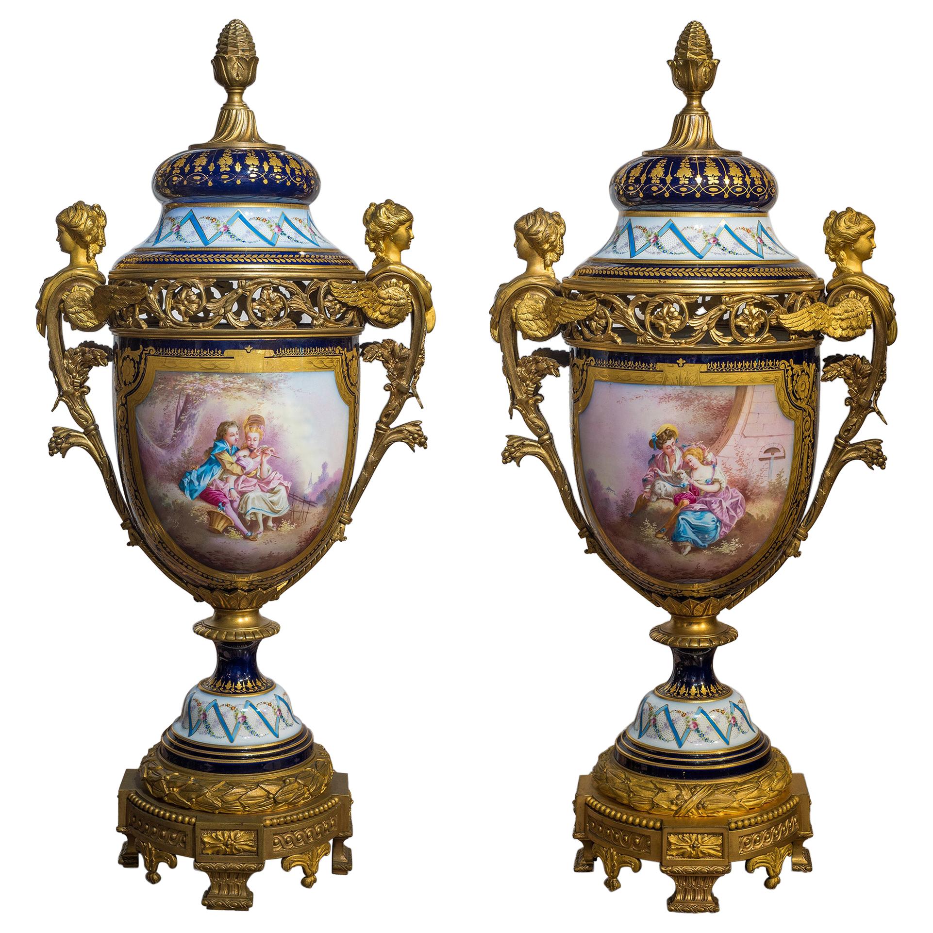 Importants vases de style Svres montés sur bronze et en porcelaine de cobalt