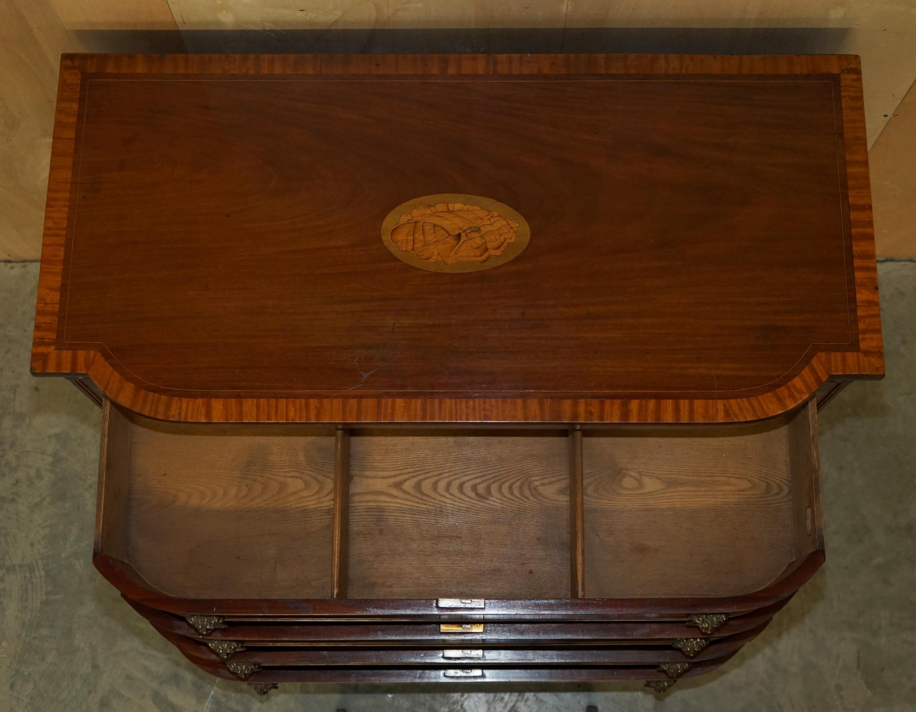 Importante cassettiera Sheraton datata 1859 in legno duro fiammato con maniglia a testa di leone in vendita 7