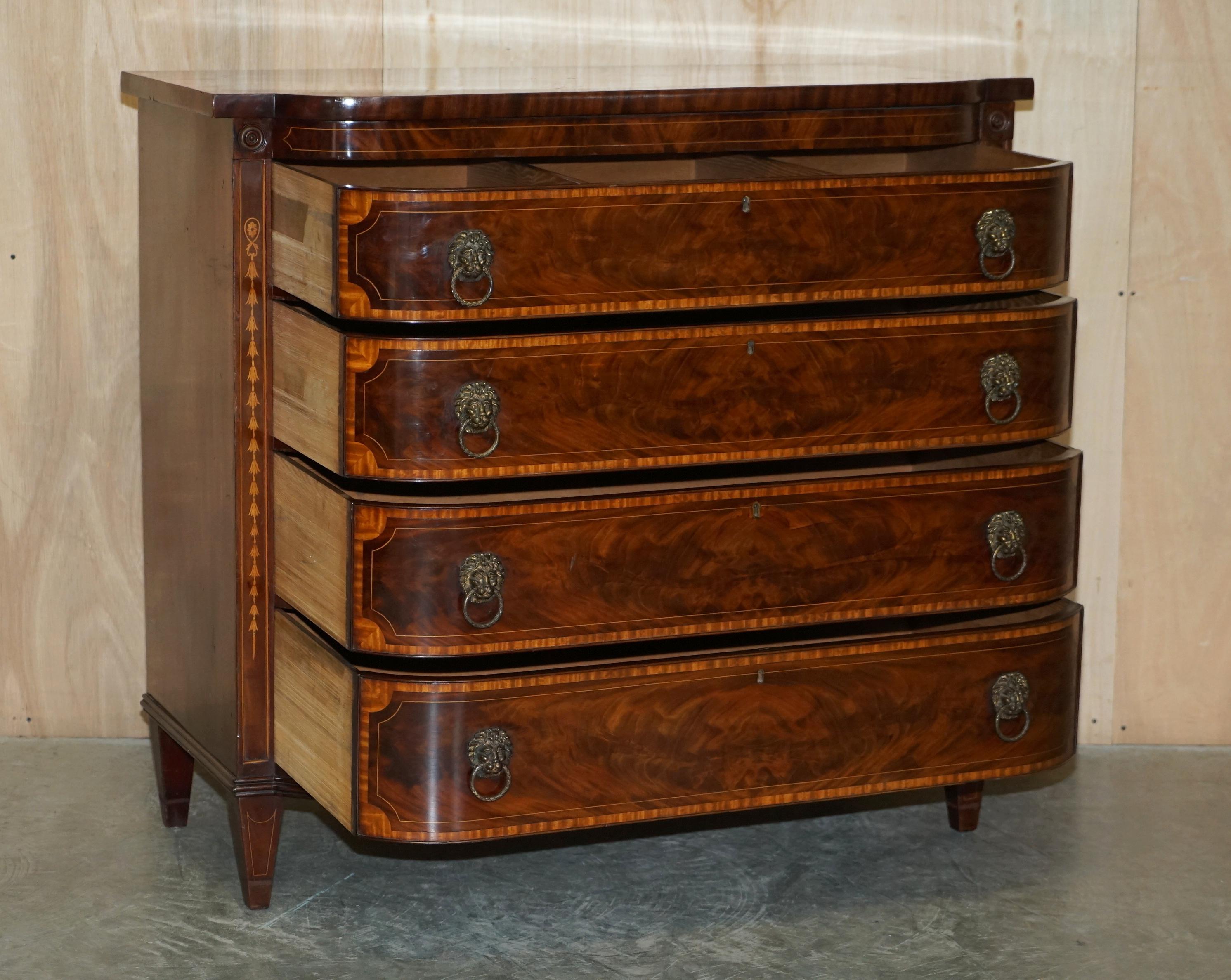 Importante cassettiera Sheraton datata 1859 in legno duro fiammato con maniglia a testa di leone in vendita 8