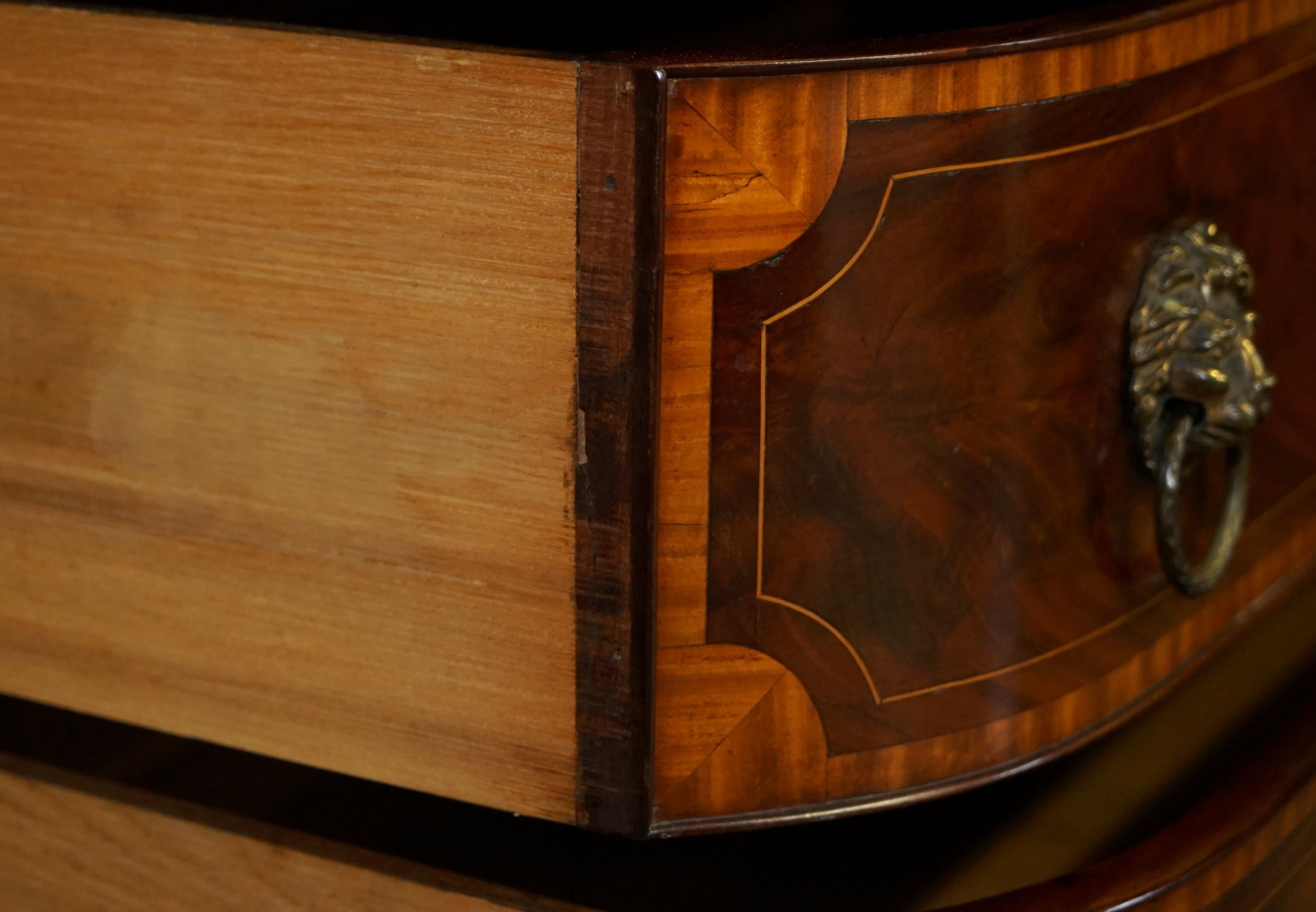 Importante cassettiera Sheraton datata 1859 in legno duro fiammato con maniglia a testa di leone in vendita 9