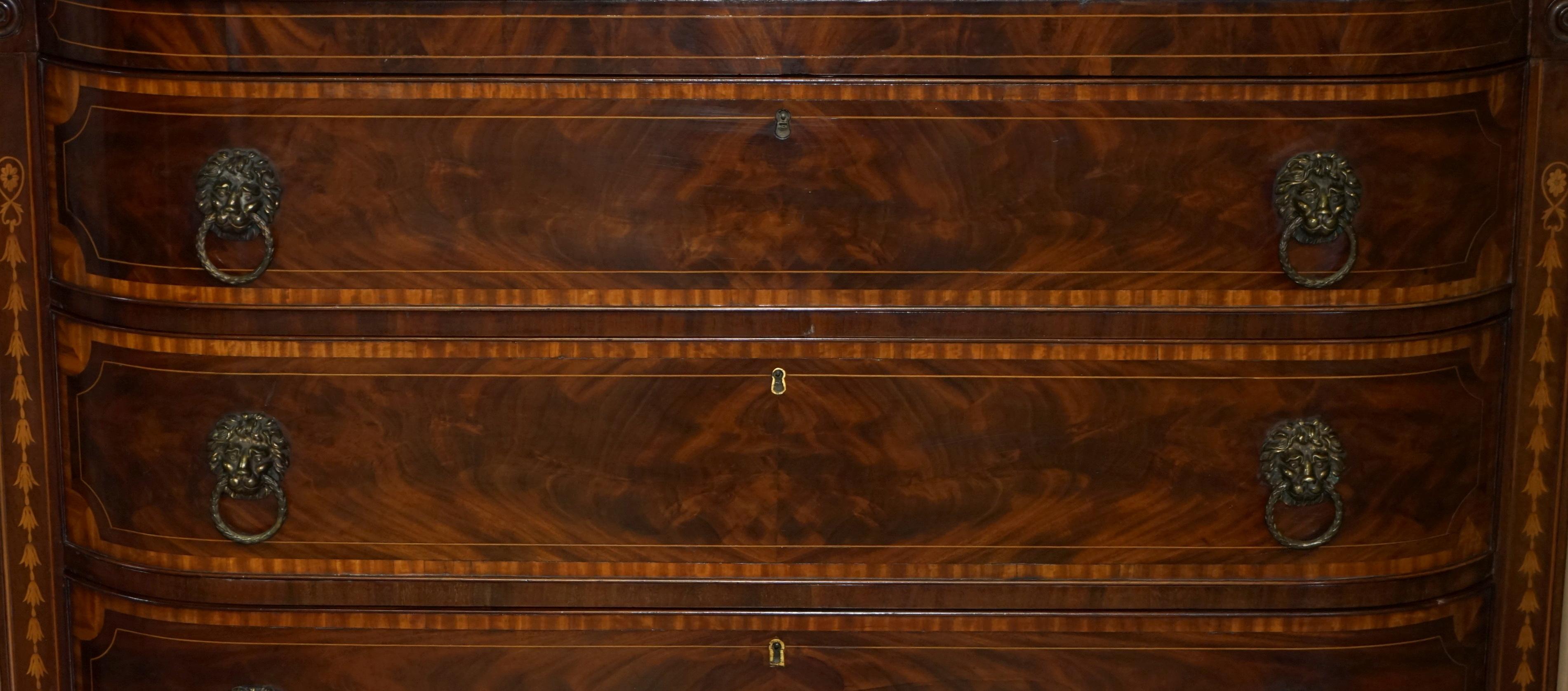 Legno massiccio Importante cassettiera Sheraton datata 1859 in legno duro fiammato con maniglia a testa di leone in vendita