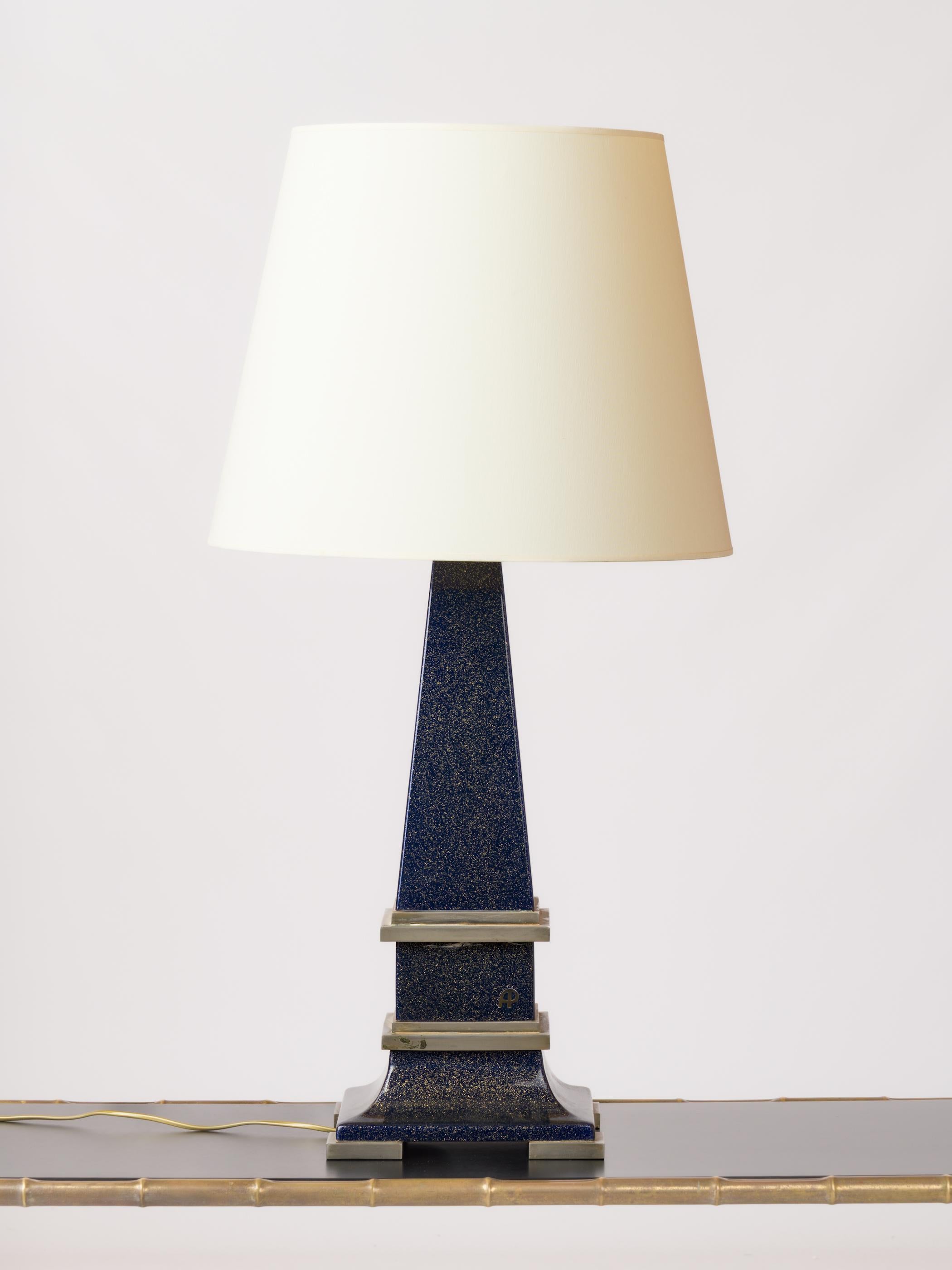 Importante lámpara en forma de obelisco de resina azul firmada c. Acentos de níquel - Francia Años 80 en venta 5