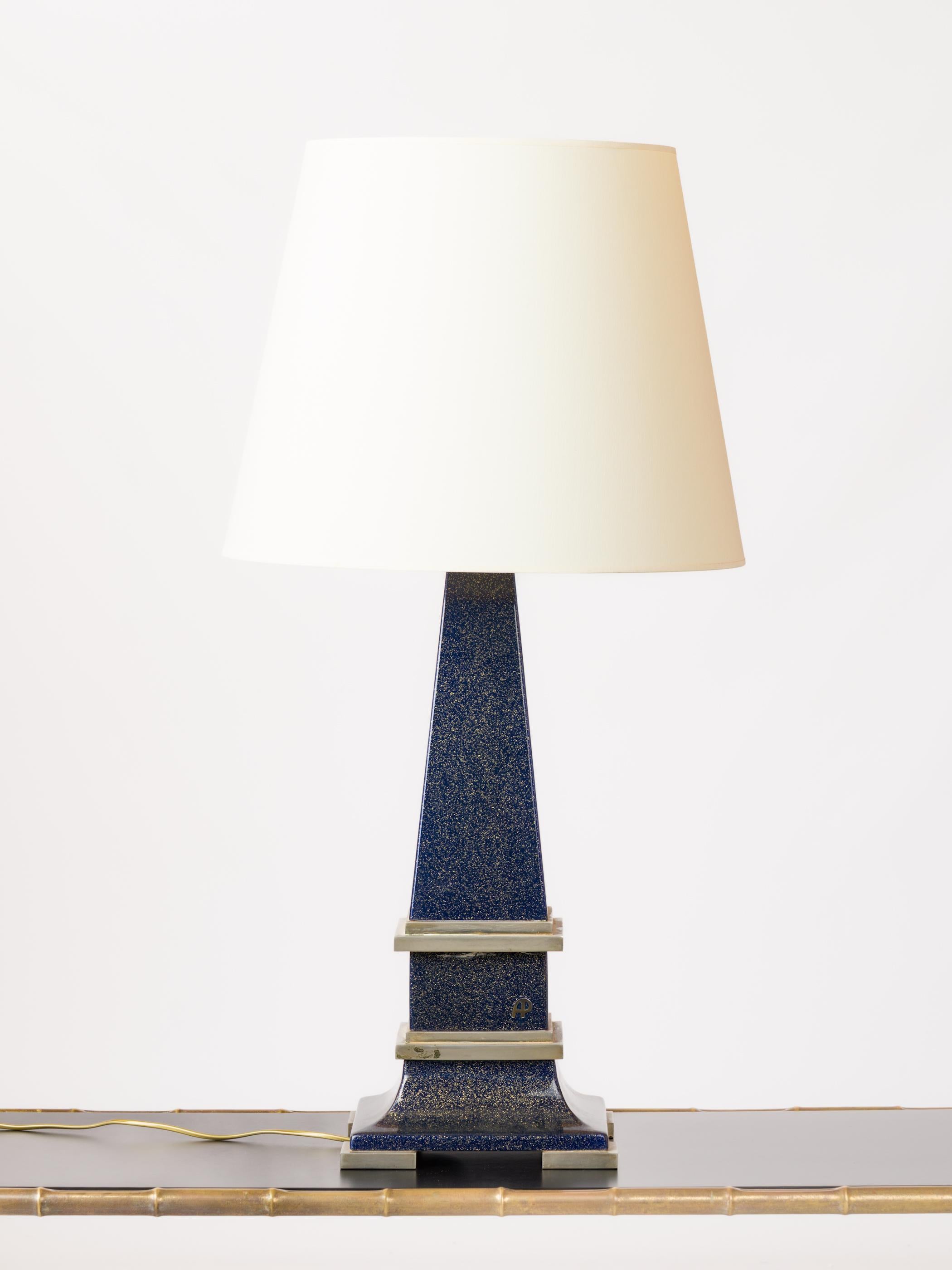 Importante lámpara en forma de obelisco de resina azul firmada c. Acentos de níquel - Francia Años 80 en venta 6
