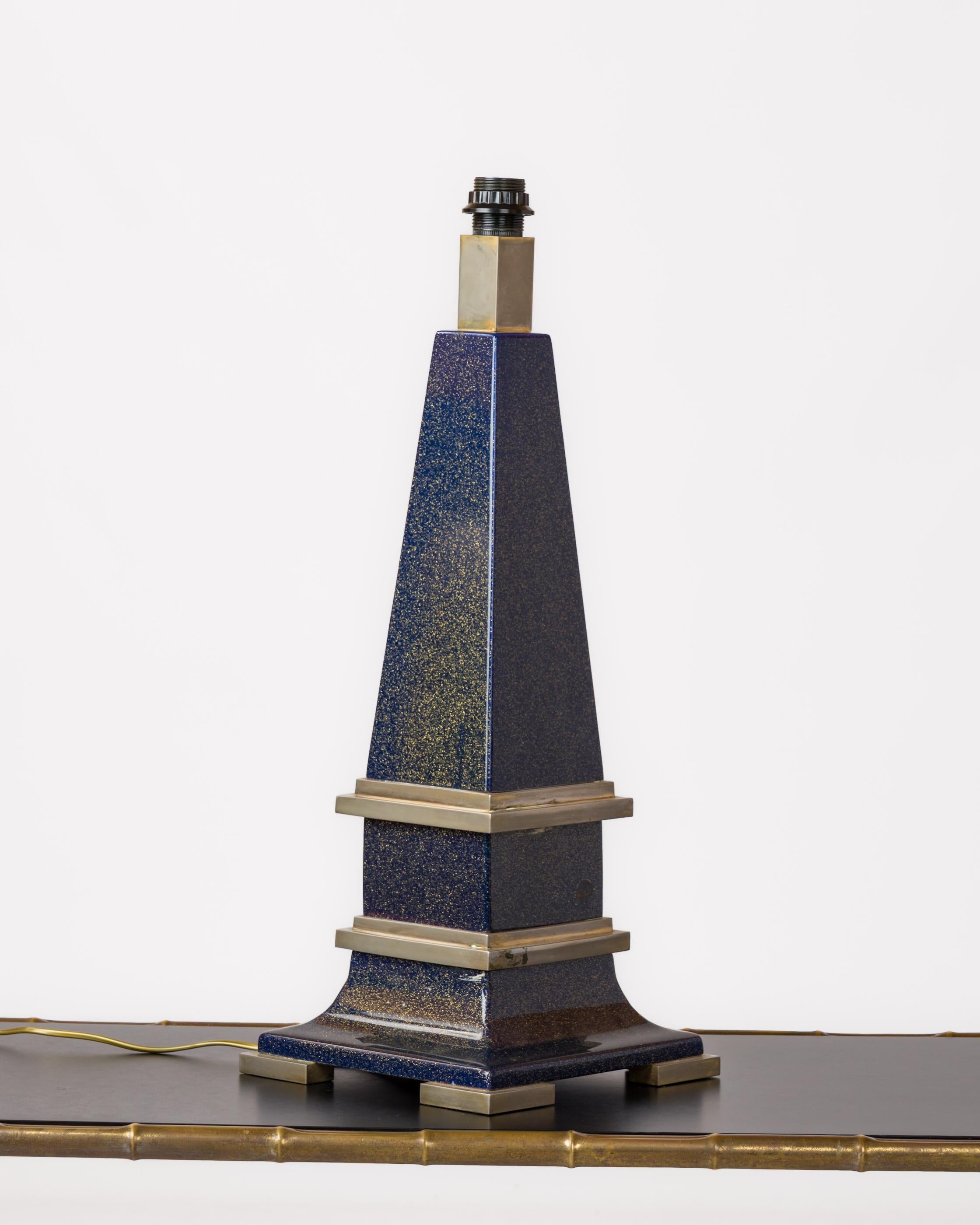 Importante lámpara en forma de obelisco de resina azul firmada c. Acentos de níquel - Francia Años 80 Francés en venta