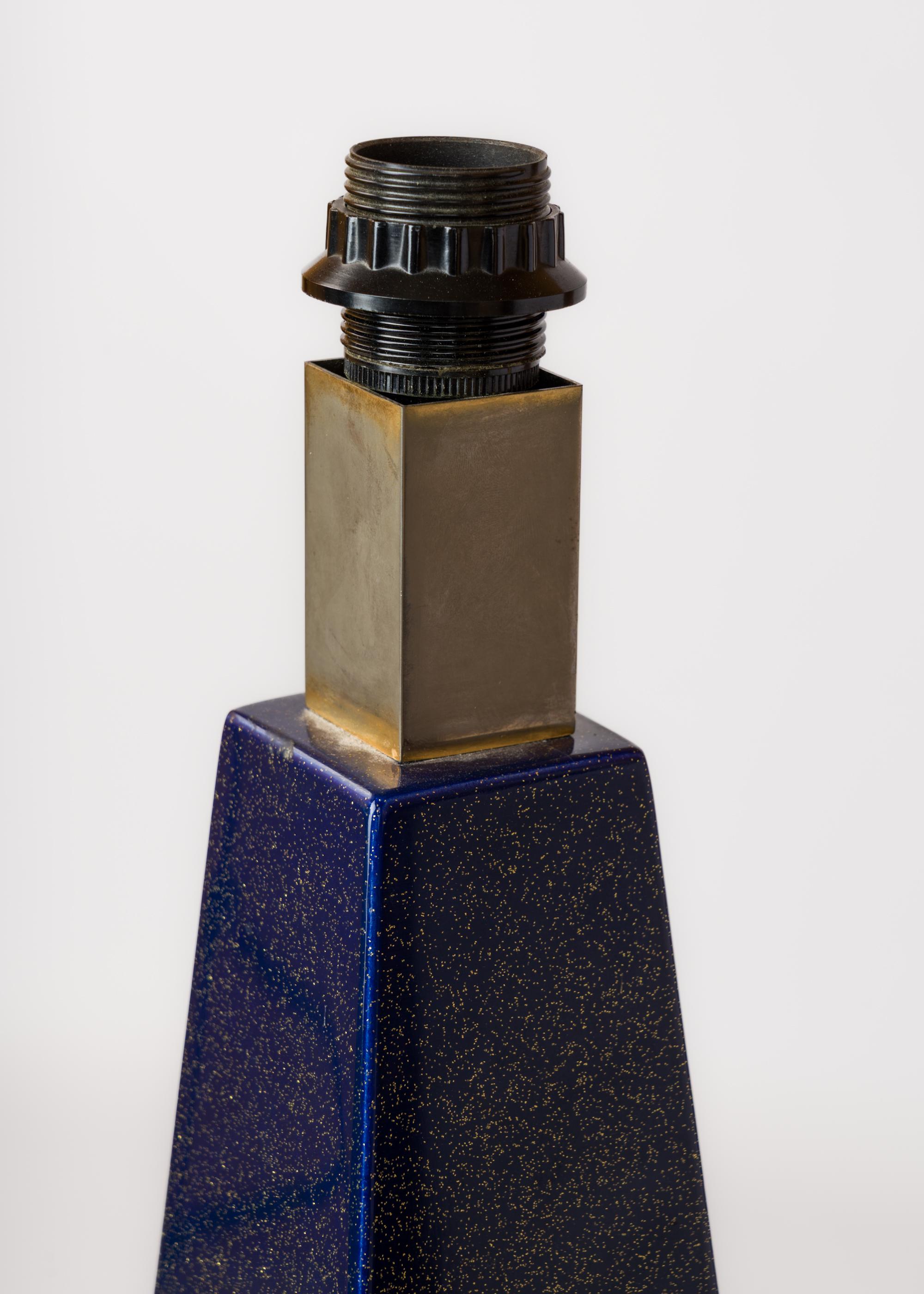 Importante lámpara en forma de obelisco de resina azul firmada c. Acentos de níquel - Francia Años 80 en Bueno estado para la venta en New York, NY
