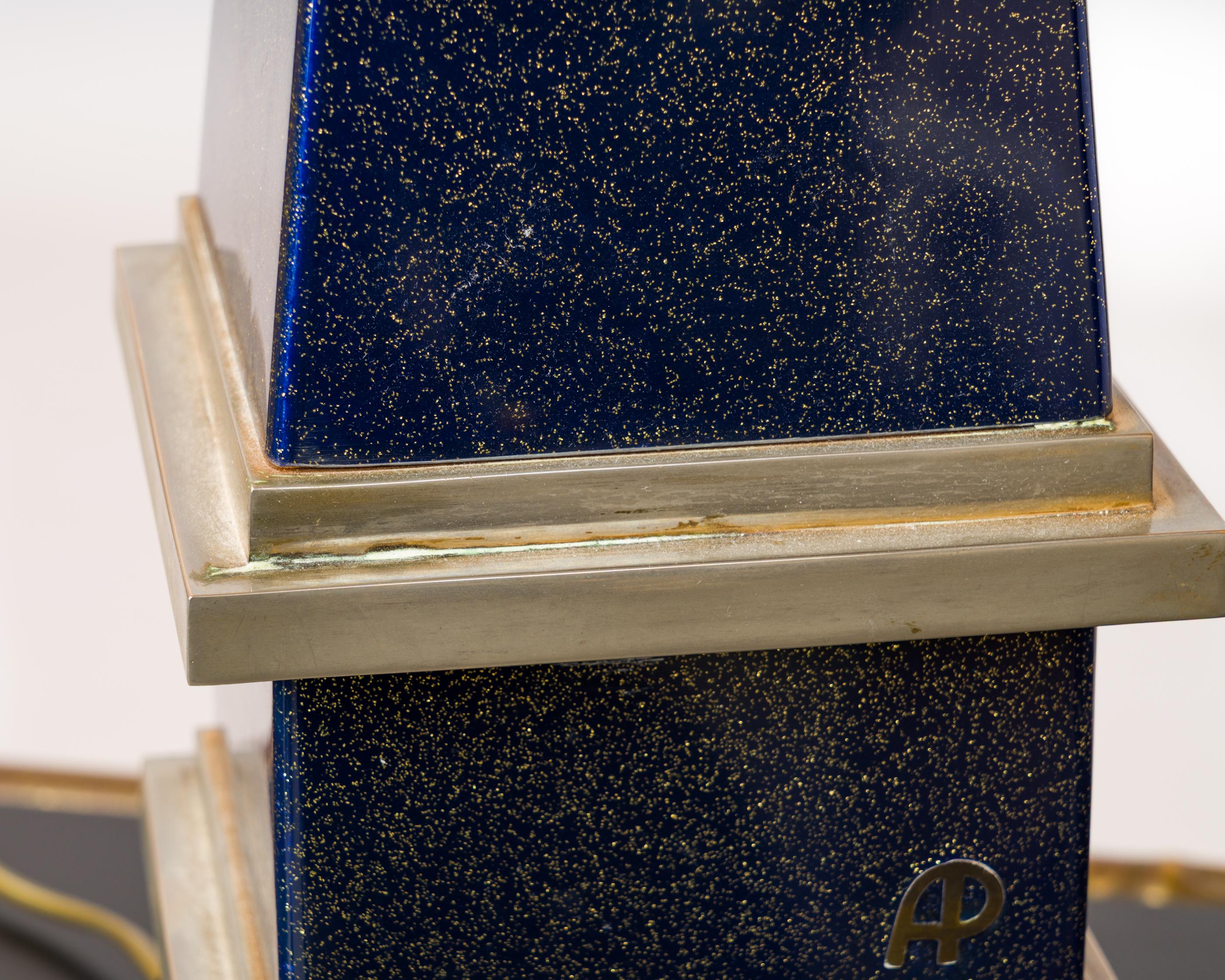 Importante lámpara en forma de obelisco de resina azul firmada c. Acentos de níquel - Francia Años 80 en venta 1
