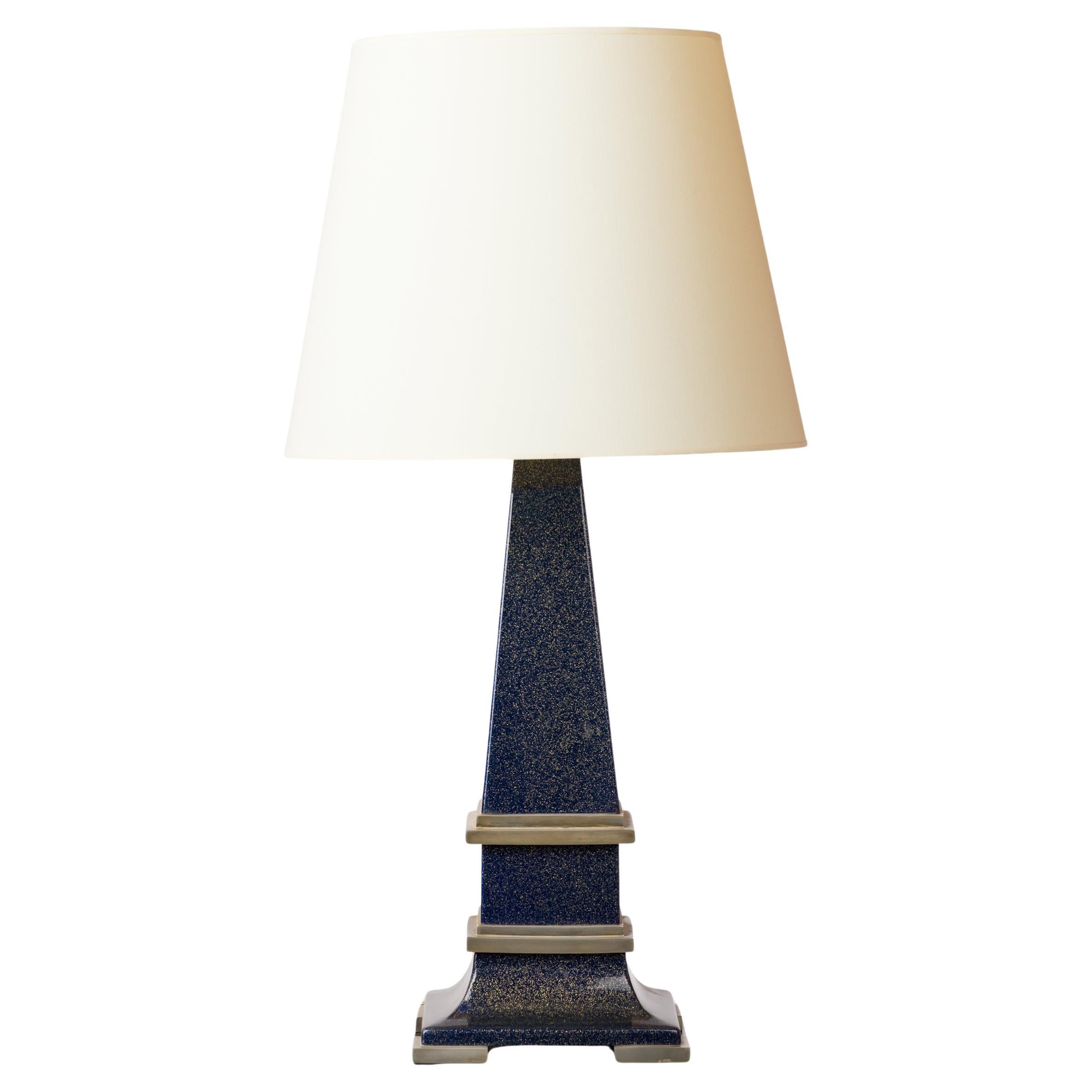 Importante lámpara en forma de obelisco de resina azul firmada c. Acentos de níquel - Francia Años 80 en venta