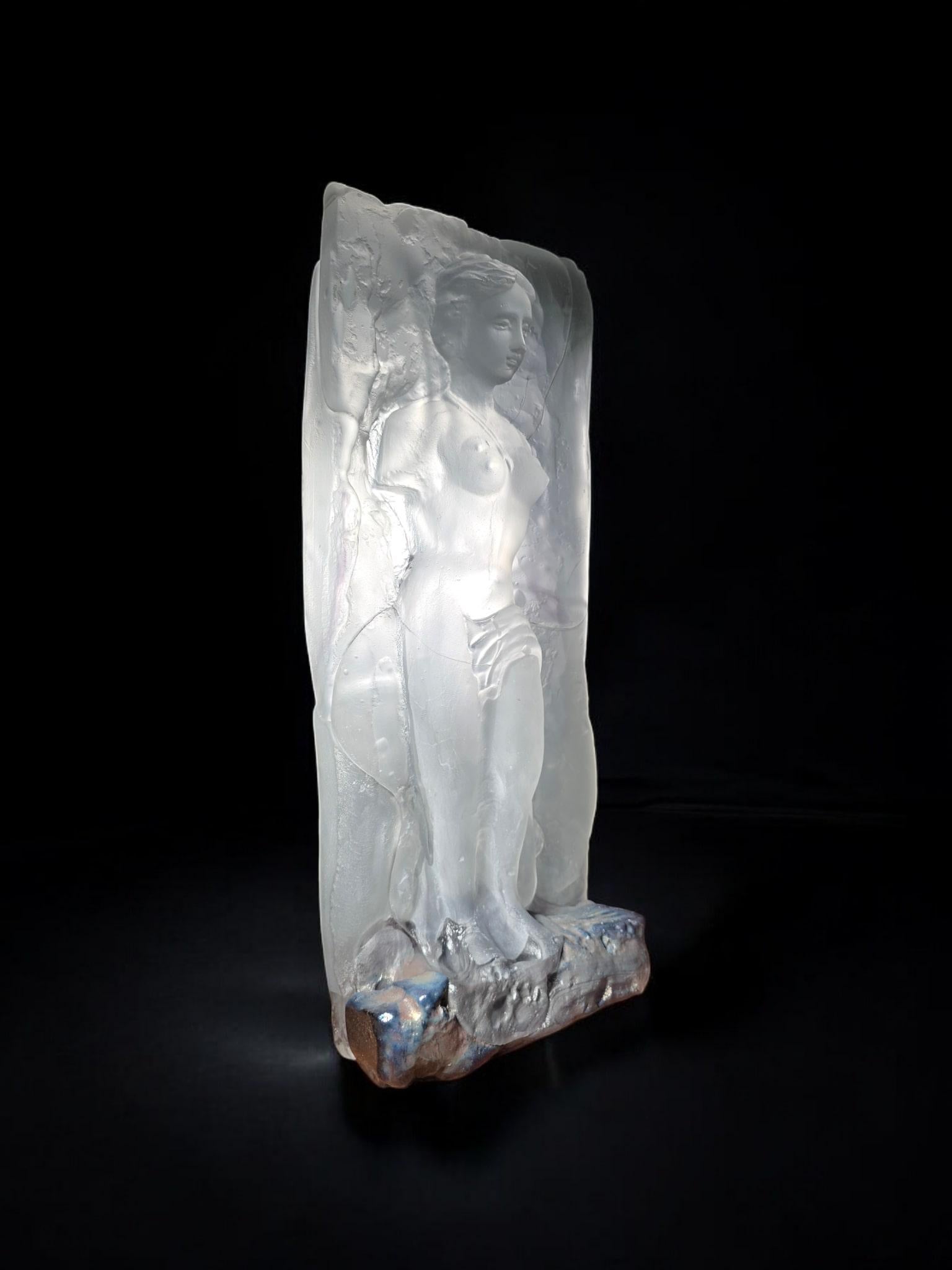 Scopri un capolavoro dell'arte contemporanea con questa importante scultura in vetro creata dal famoso artista francese Jean Claude Novaro nel XXI secolo. Questo splendido pezzo è una rappresentazione unica di Venere, la dea dell'amore e della