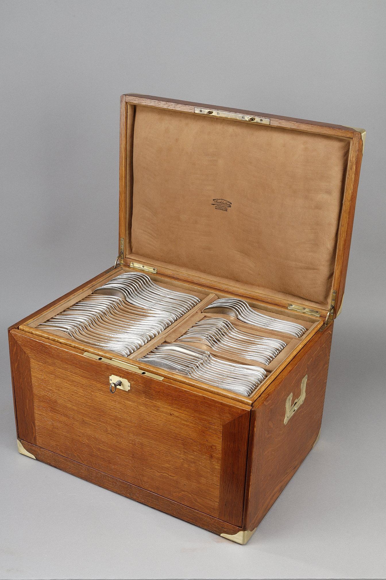 Importante cubertería de plata y nácar en su estuche original de Tétard Frères para Michelon Frères, Montpellier. Francia, primera mitad del siglo XX.

Una vajilla completa, presentada en una gran caja revestida de roble claro, realzada con adornos