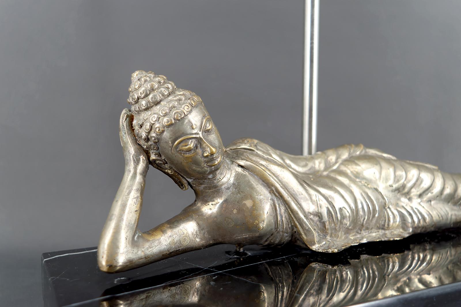 Importante lampe bouddha en bronze argenté sur base en marbre noir, Indochine, années 1930 en vente 2