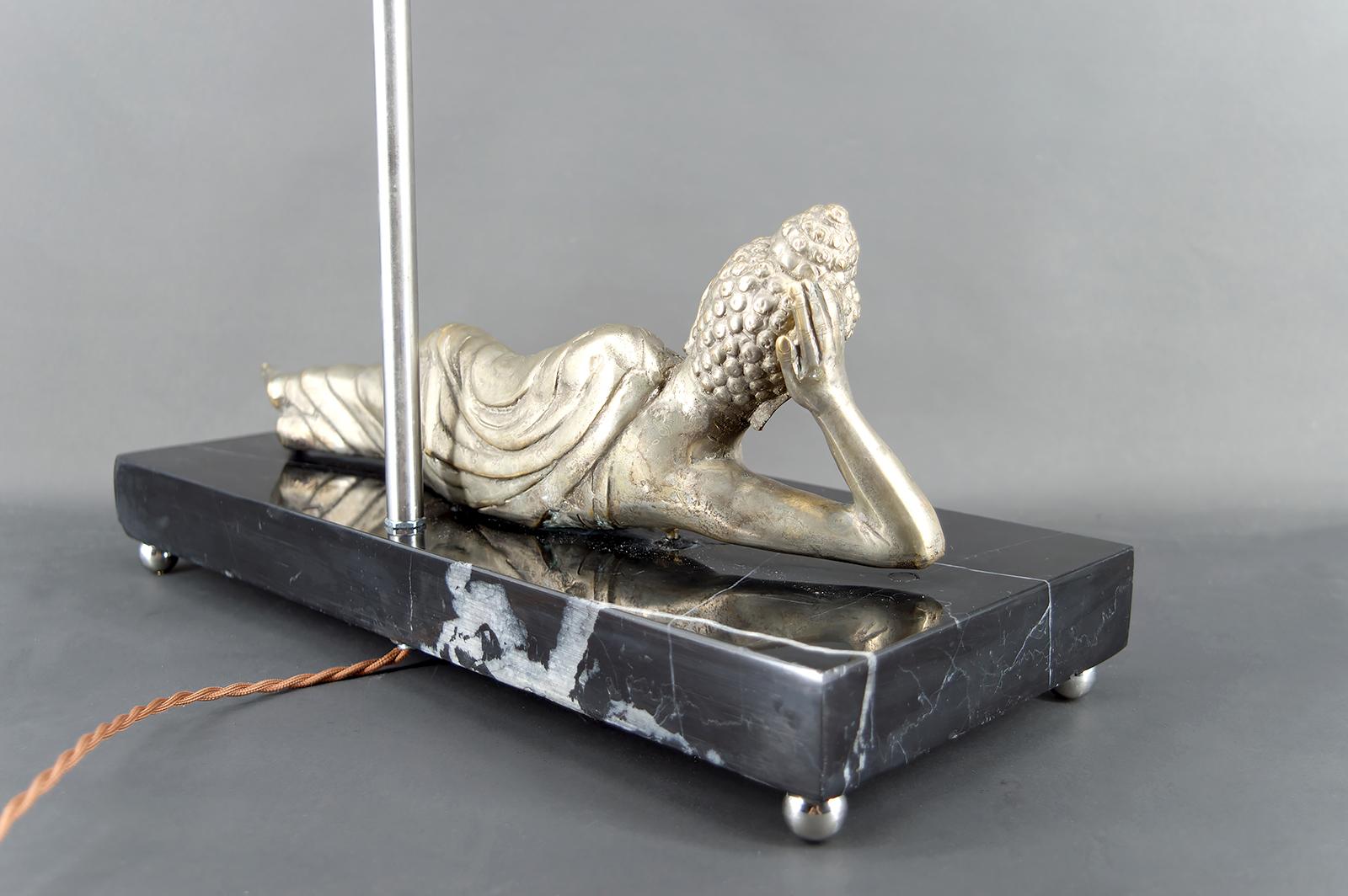 Importante lampe bouddha en bronze argenté sur base en marbre noir, Indochine, années 1930 en vente 3